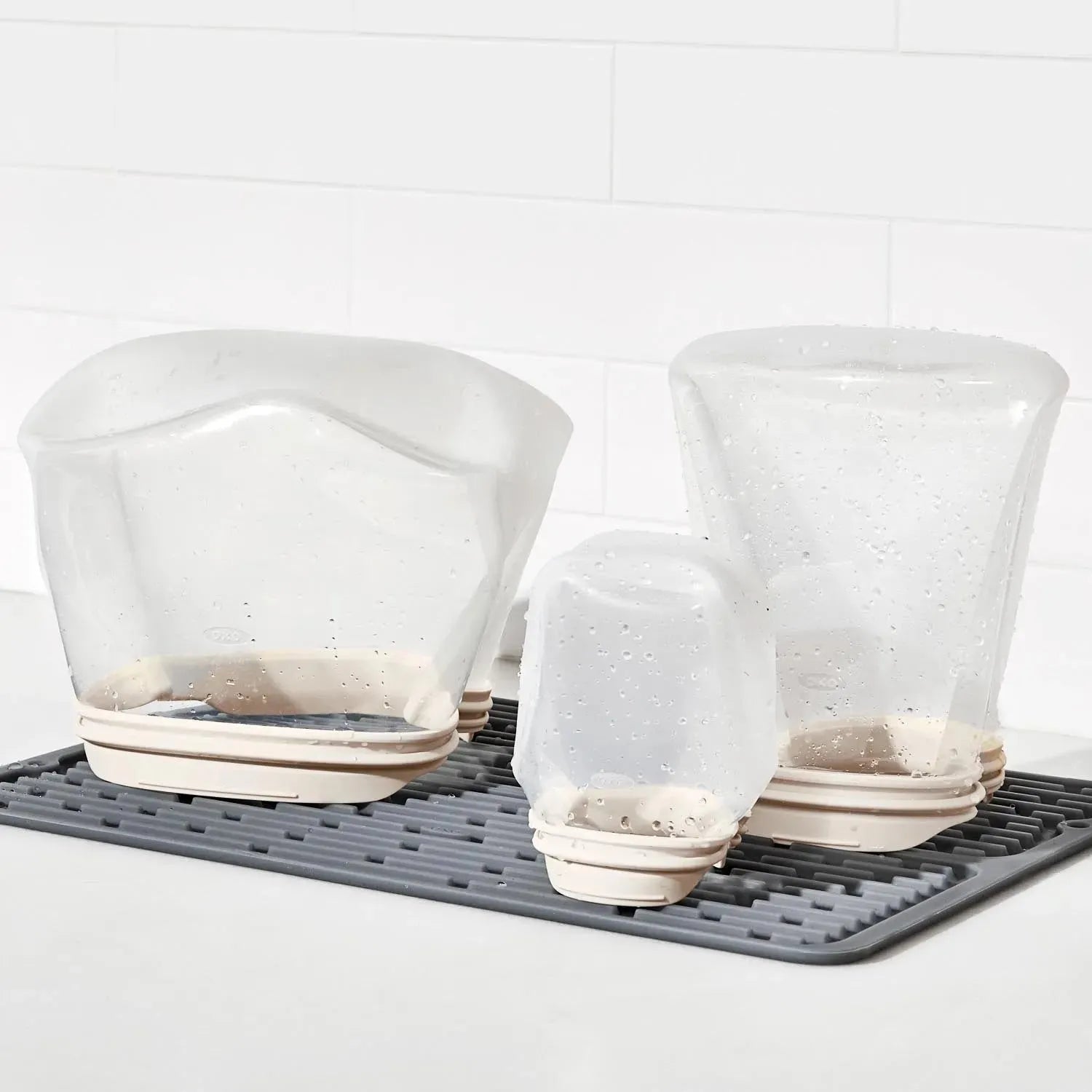 Die OXO Good Grips Silikon-Tasche (946ml) ist wiederverwendbar, auslaufsicher und perfekt zur Aufbewahrung von Lebensmitteln.