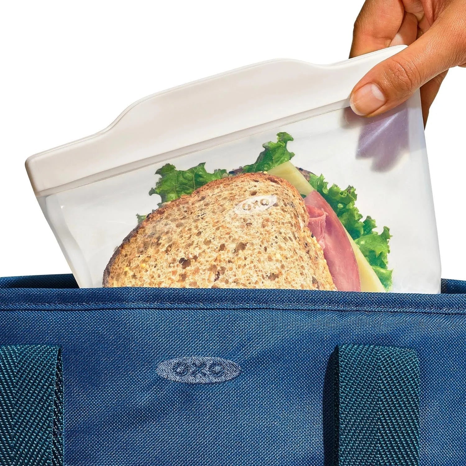 Die OXO Good Grips Silikon-Tasche (946ml) ist wiederverwendbar, auslaufsicher und perfekt zur Aufbewahrung von Lebensmitteln.
