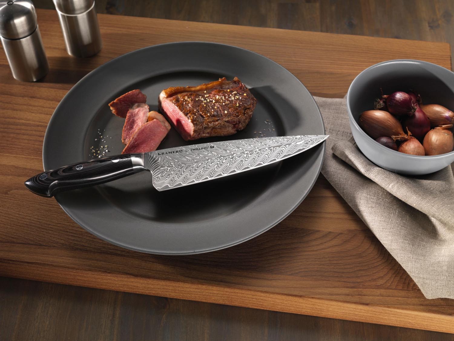 Das 20cm Kramer Euro Stainless Kochmesser von Zwilling vereint Präzision, Langlebigkeit und ein elegantes Erscheinungsbild.