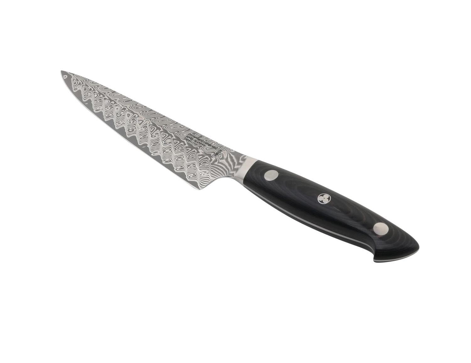 Das 14cm Kramer Euro Stainless Kochmesser von Zwilling vereint Präzision und Langlebigkeit, perfekt für vielseitige Küchenaufgaben.