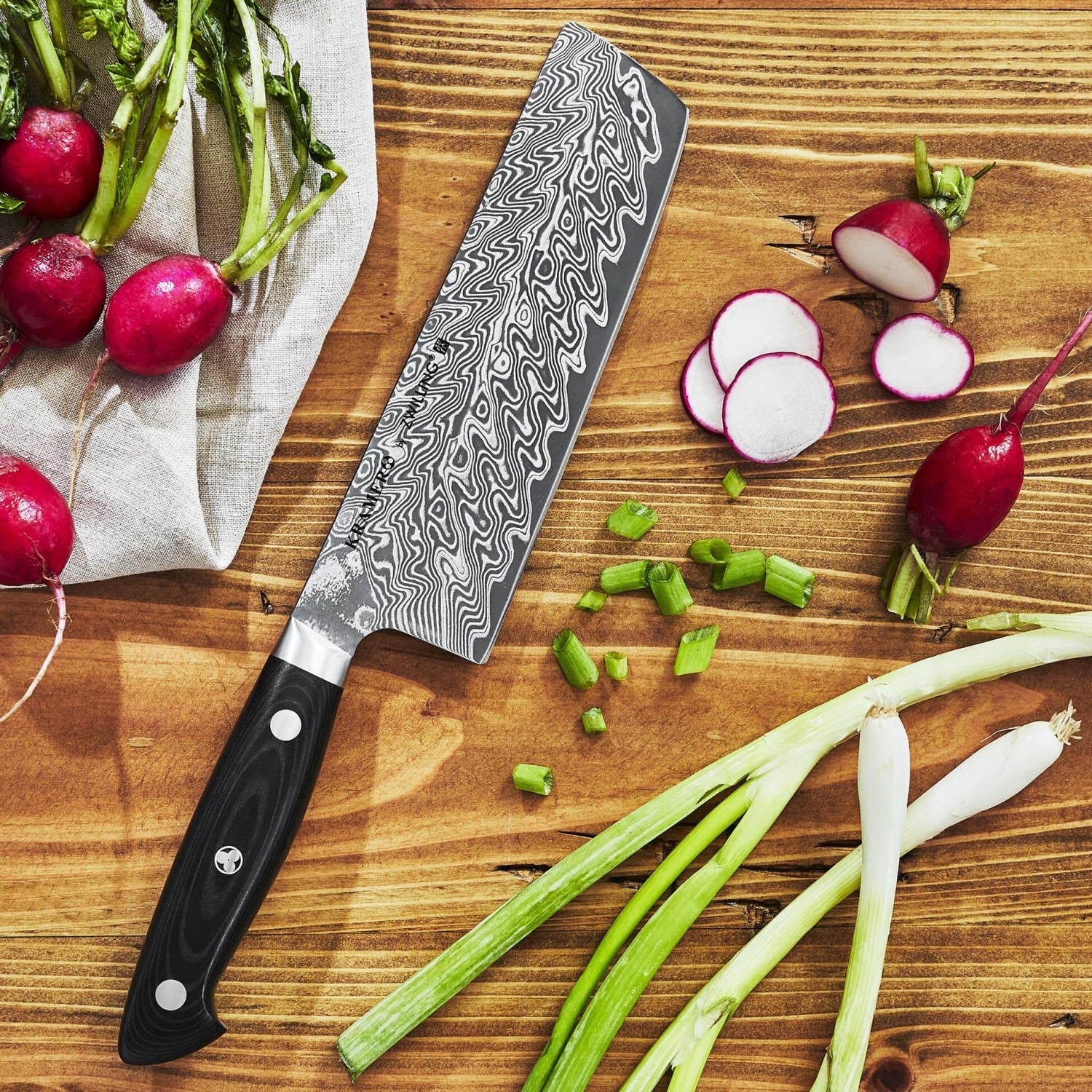 Das Kramer Euro Stainless Nakiri 17cm von Zwilling ist ein erstklassiges Gemüsemesser aus Edelstahl für exakte Schnitte.