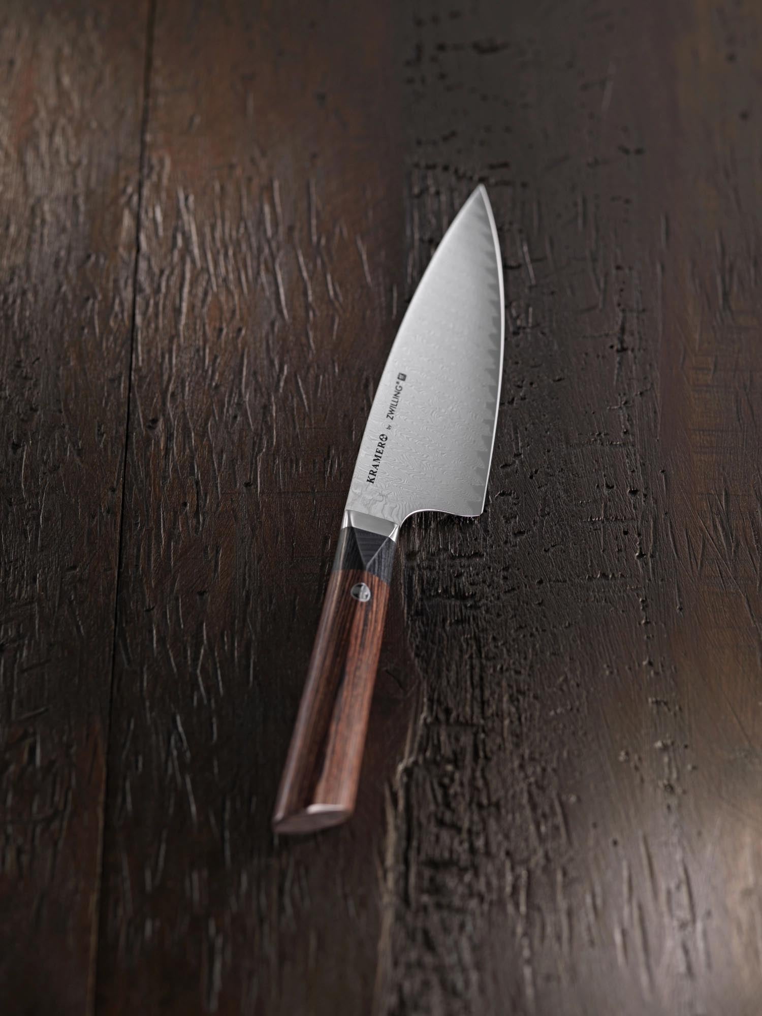 Das 26 cm Kramer Meiji Brotmesser von Zwilling kombiniert scharfe Klinge und edles Design für müheloses Schneiden.