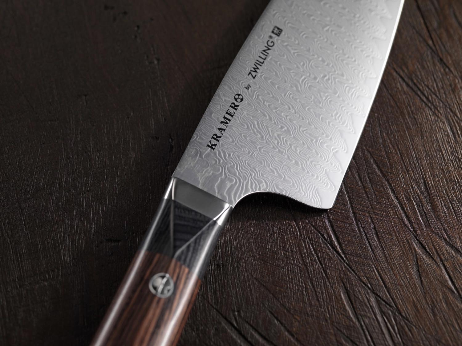 Das Kramer Meiji Brotmesser 26 cm von Zwilling bietet Präzision und Stil, ideal für müheloses Schneiden von Brot und Gebäck.