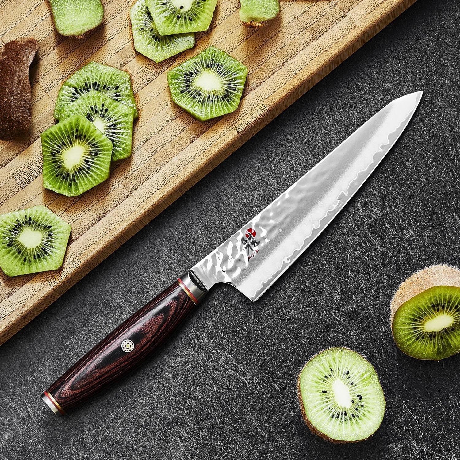 Das Miyabi 6000 MCT Rocking Santoku 18cm besticht durch seine aussergewöhnliche Schärfe, hochwertige Materialien und elegantes Design.