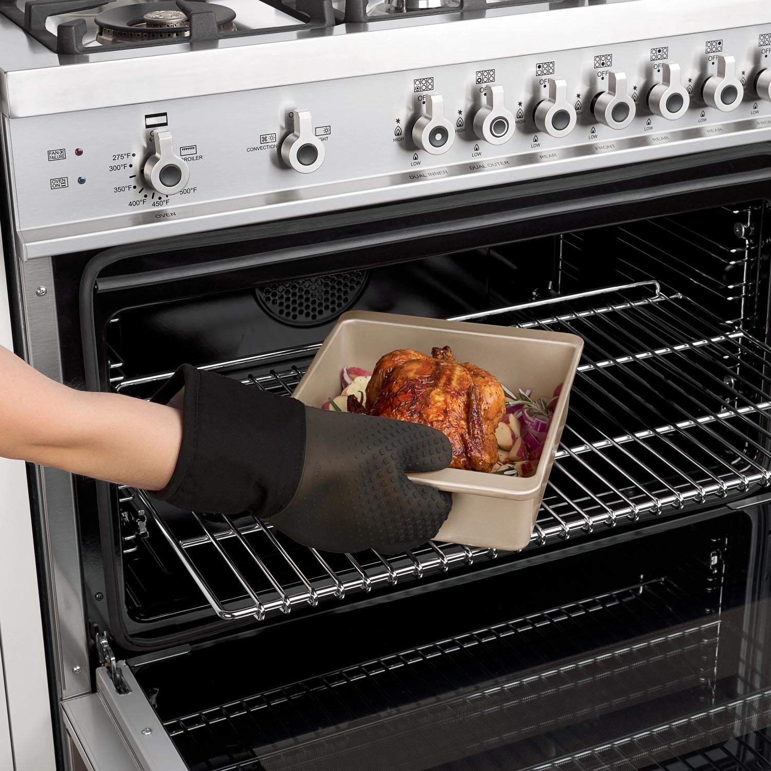 Der schwarze OXO Good Grips Ofenhandschuh (34,2x17,7 cm) kombiniert Sicherheit und Komfort für sicheres Kochen und Backen.