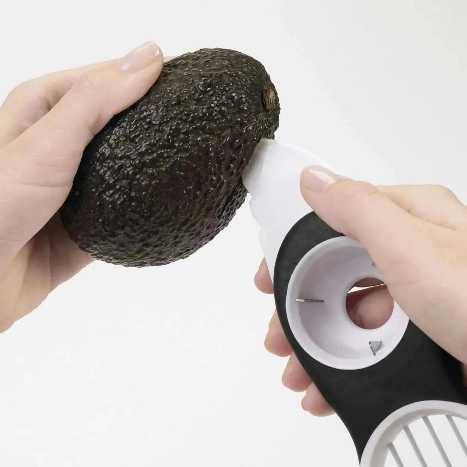 Praktischer 3-in-1 Avocadoschneider von OXO in Weiß: Schneiden, entkernen und portionieren leicht gemacht.