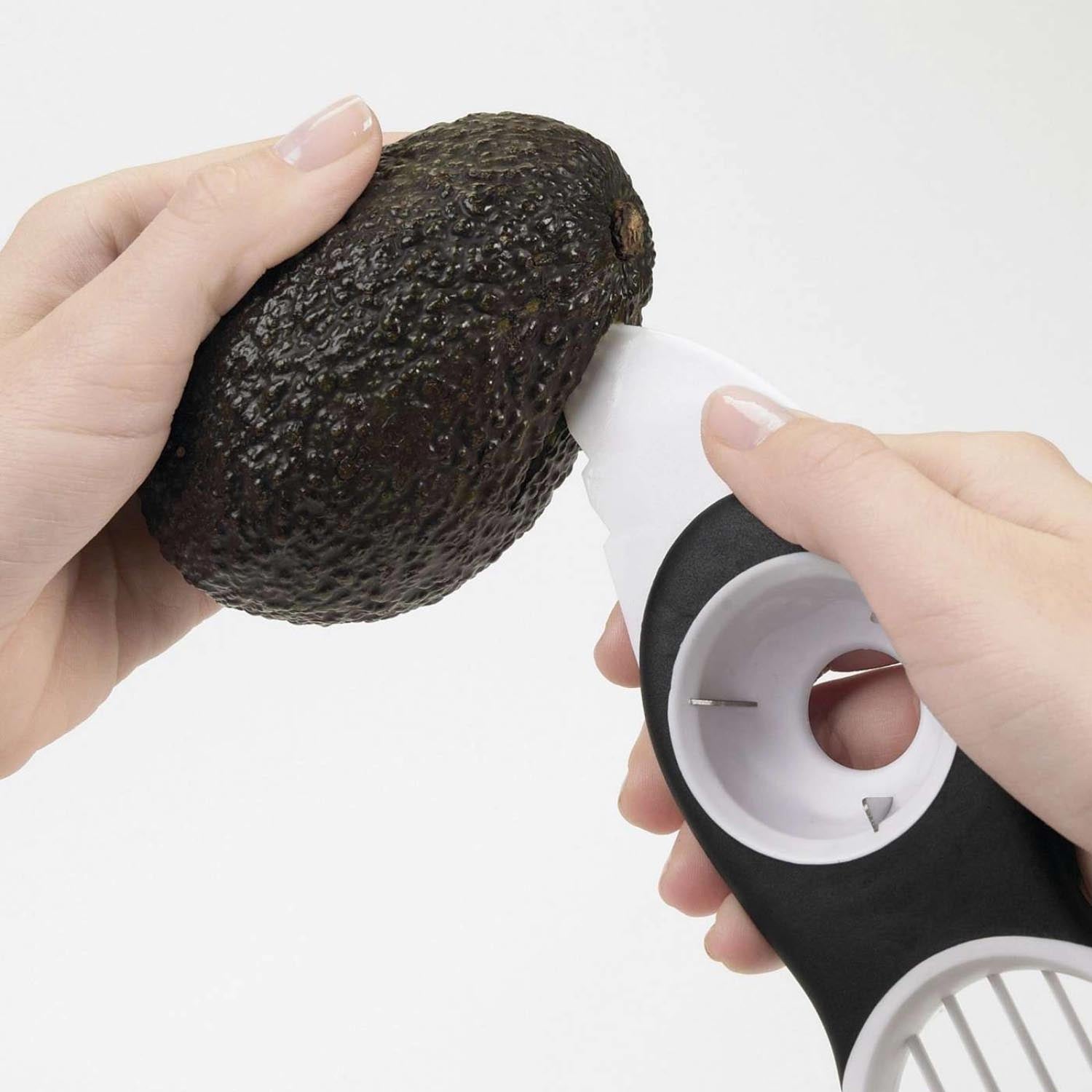 Praktischer 3-in-1 Avocadoschneider von OXO in Weiß: Schneiden, entkernen und portionieren leicht gemacht.