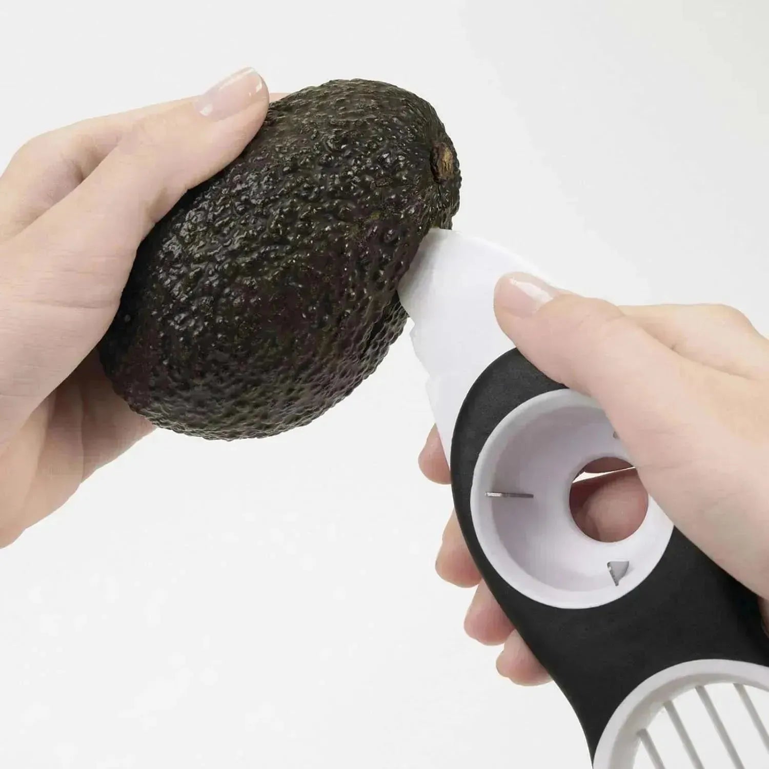 Praktischer 3-in-1 Avocadoschneider von OXO in Weiß: Schneiden, entkernen und portionieren leicht gemacht.