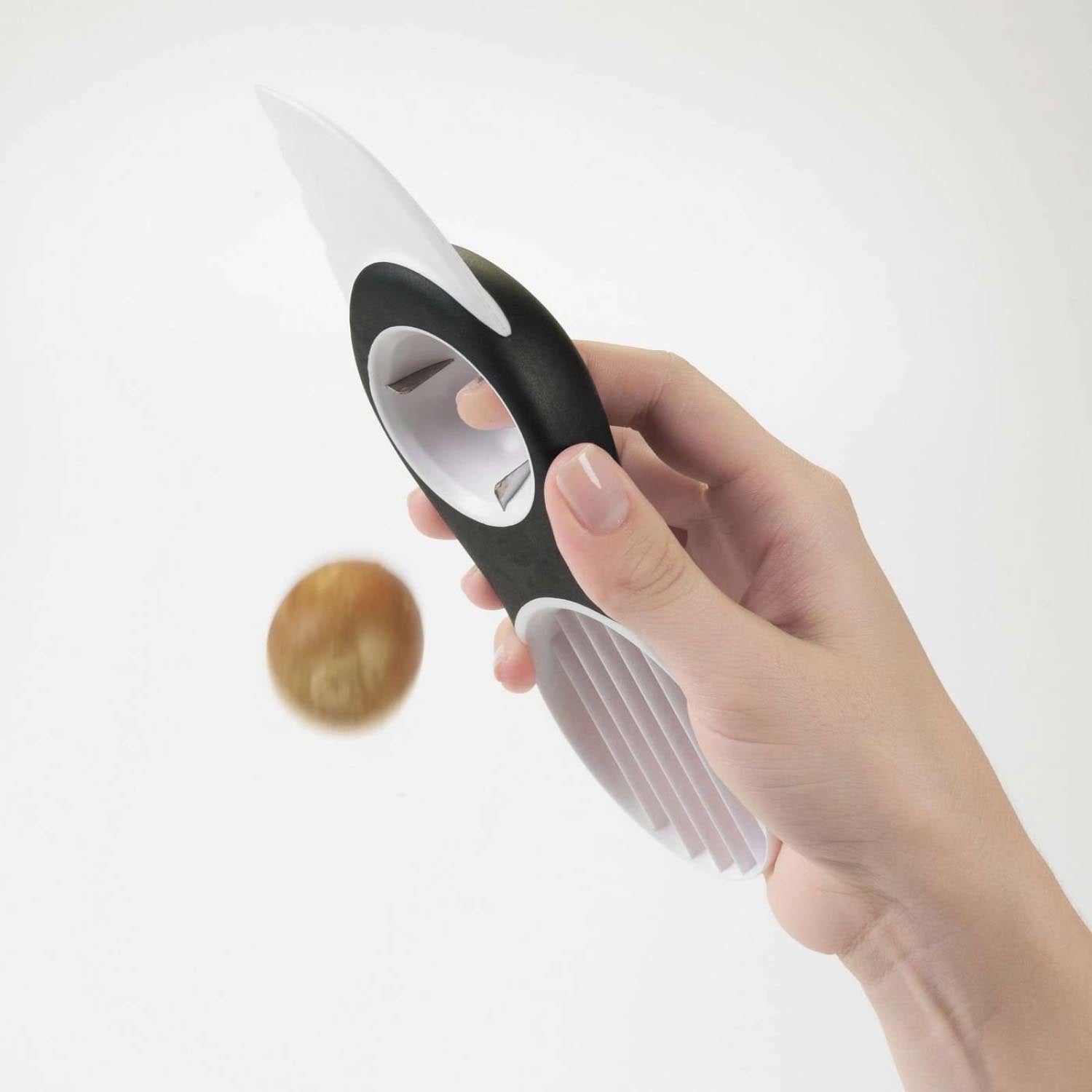 Praktischer OXO Avocadoschneider: Schneidet, entkernt und portioniert Avocados mühelos. Ergonomisches Design in Weiß.