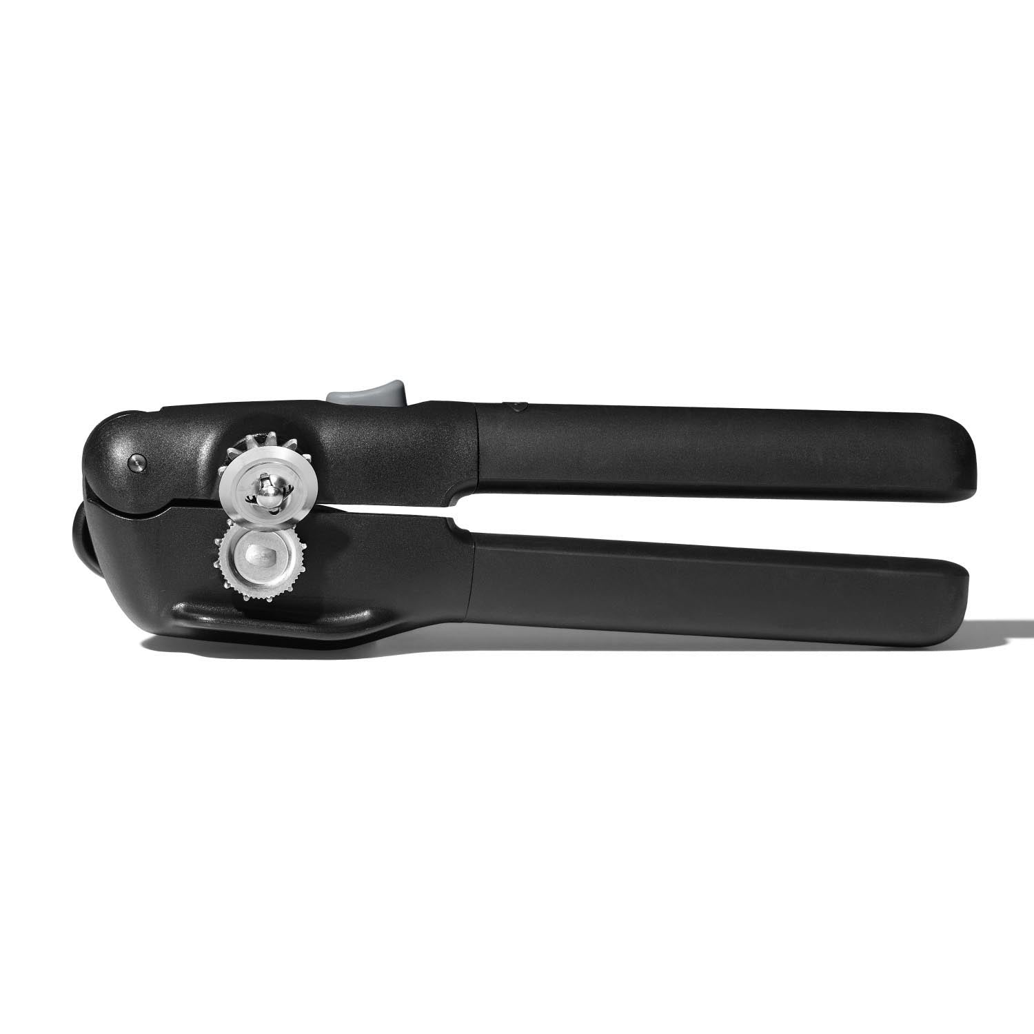 Der OXO Good Grips Dosenöffner mit Schnappverschluss ermöglicht einfaches und sicheres Öffnen von Dosen dank ergonomischem Design.