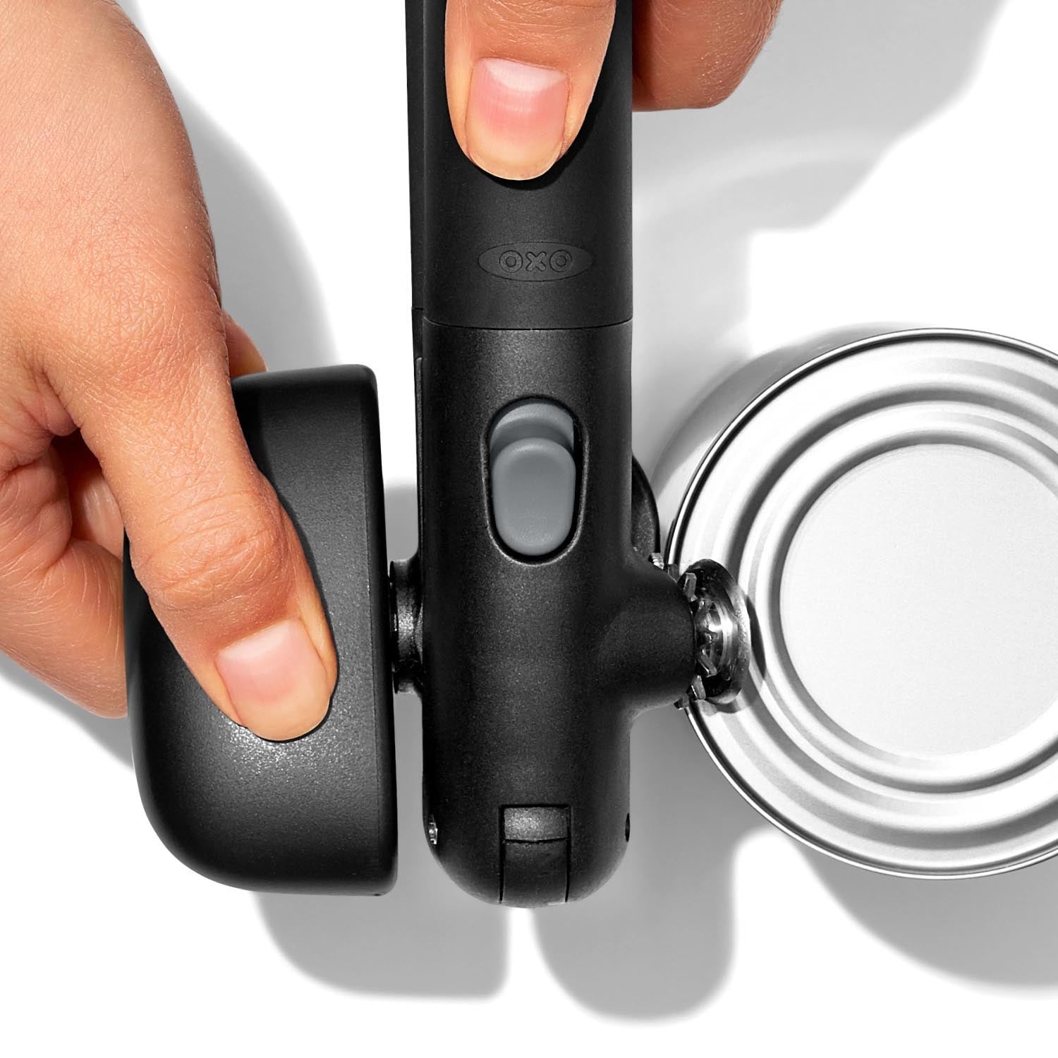 Der OXO Good Grips Dosenöffner mit Schnappverschluss bietet müheloses und sicheres Dosenöffnen durch sein komfortables, ergonomisches Design.