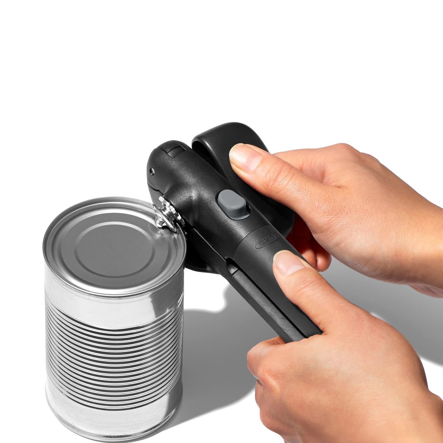 Der OXO Good Grips Dosenöffner mit Schnappverschluss ermöglicht einfaches und sicheres Öffnen von Dosen dank ergonomischem Griffdesign.