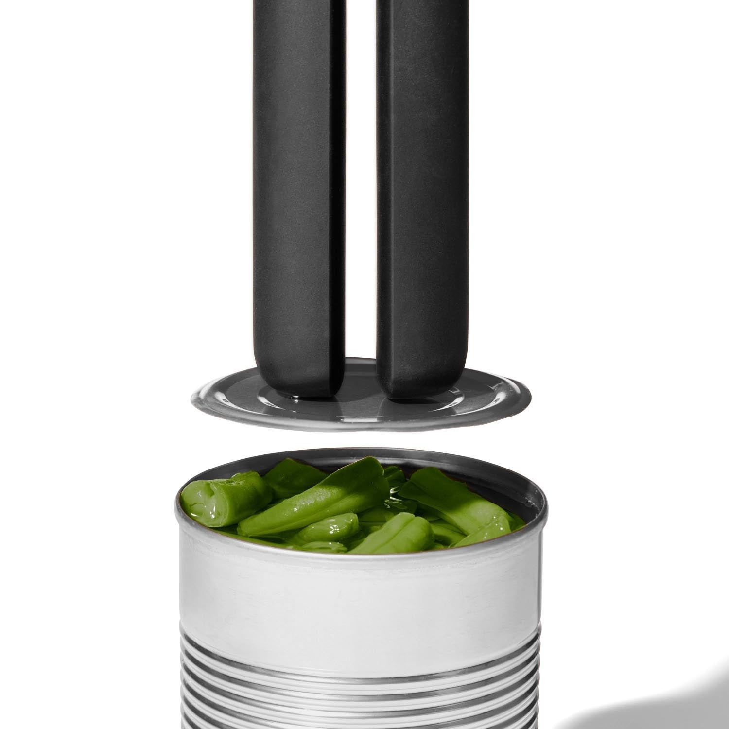 Der OXO Good Grips Dosenöffner mit Schnappverschluss bietet müheloses Dosenöffnen durch ergonomische Griffe und präzise Schneidmechanik.