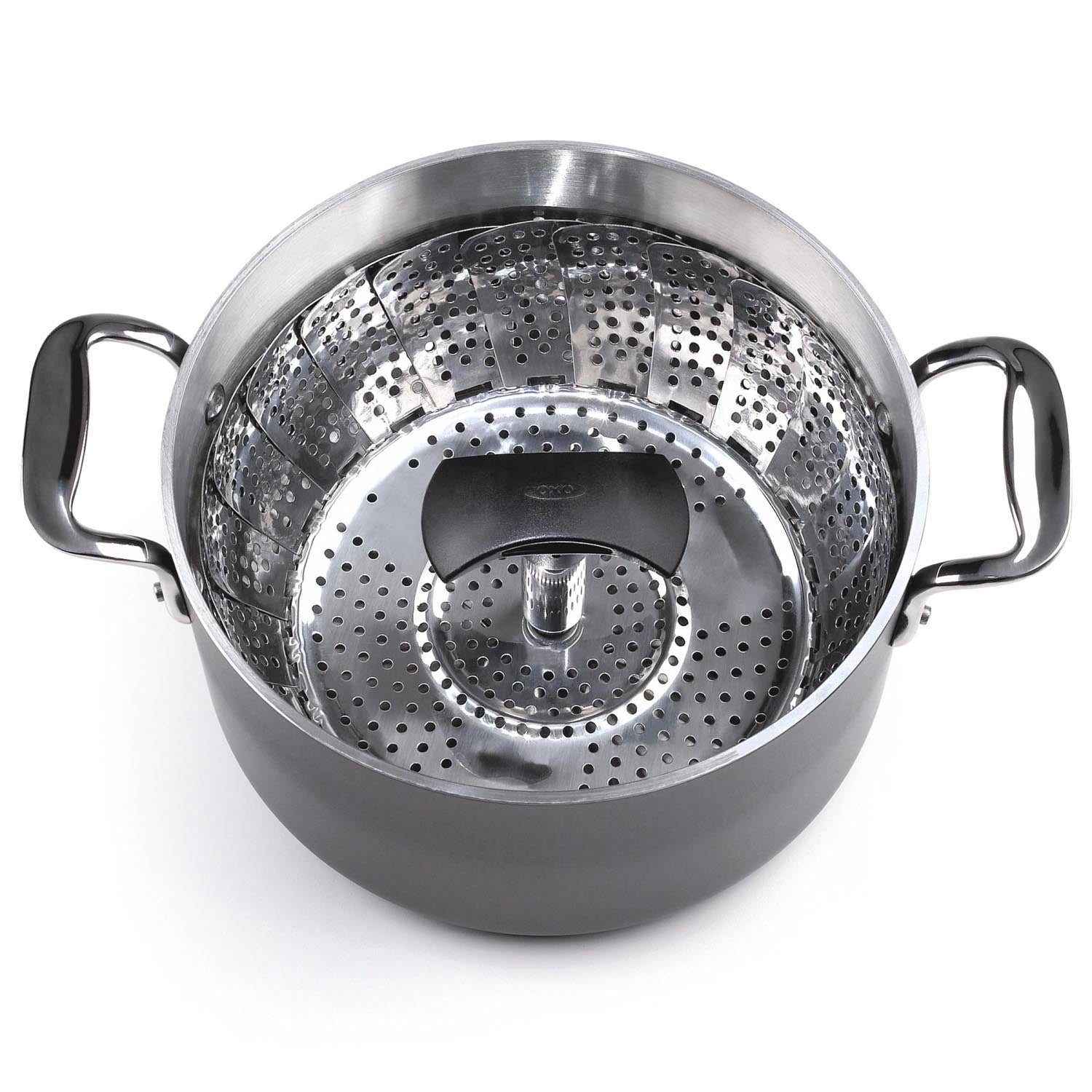 Der OXO Good Grips Edelstahl-Dampfgarer mit ausziehbarem Griff ist ideal für gesundes Kochen in verschiedenen Topfgrößen.