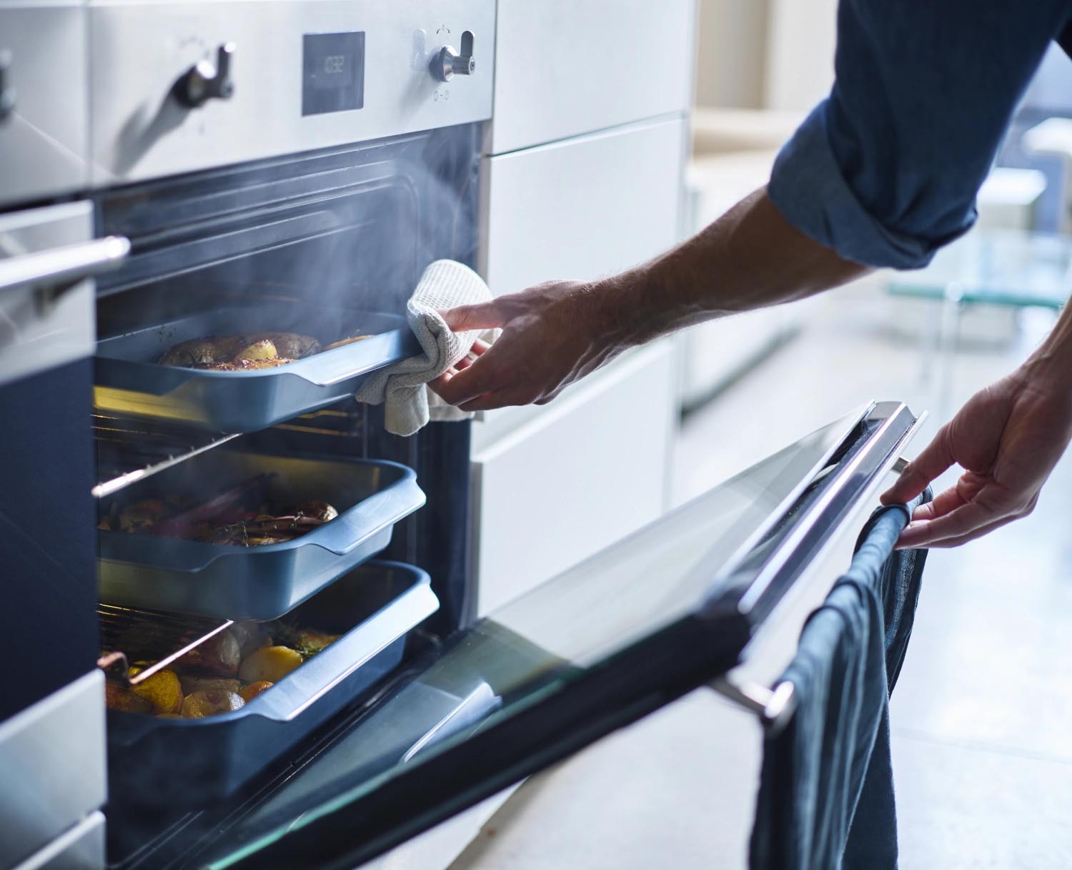 Praktisches 3er Set Joseph Joseph Backformen in verschiedenen Grössen, ideal für vielseitiges Backen und Kochen.