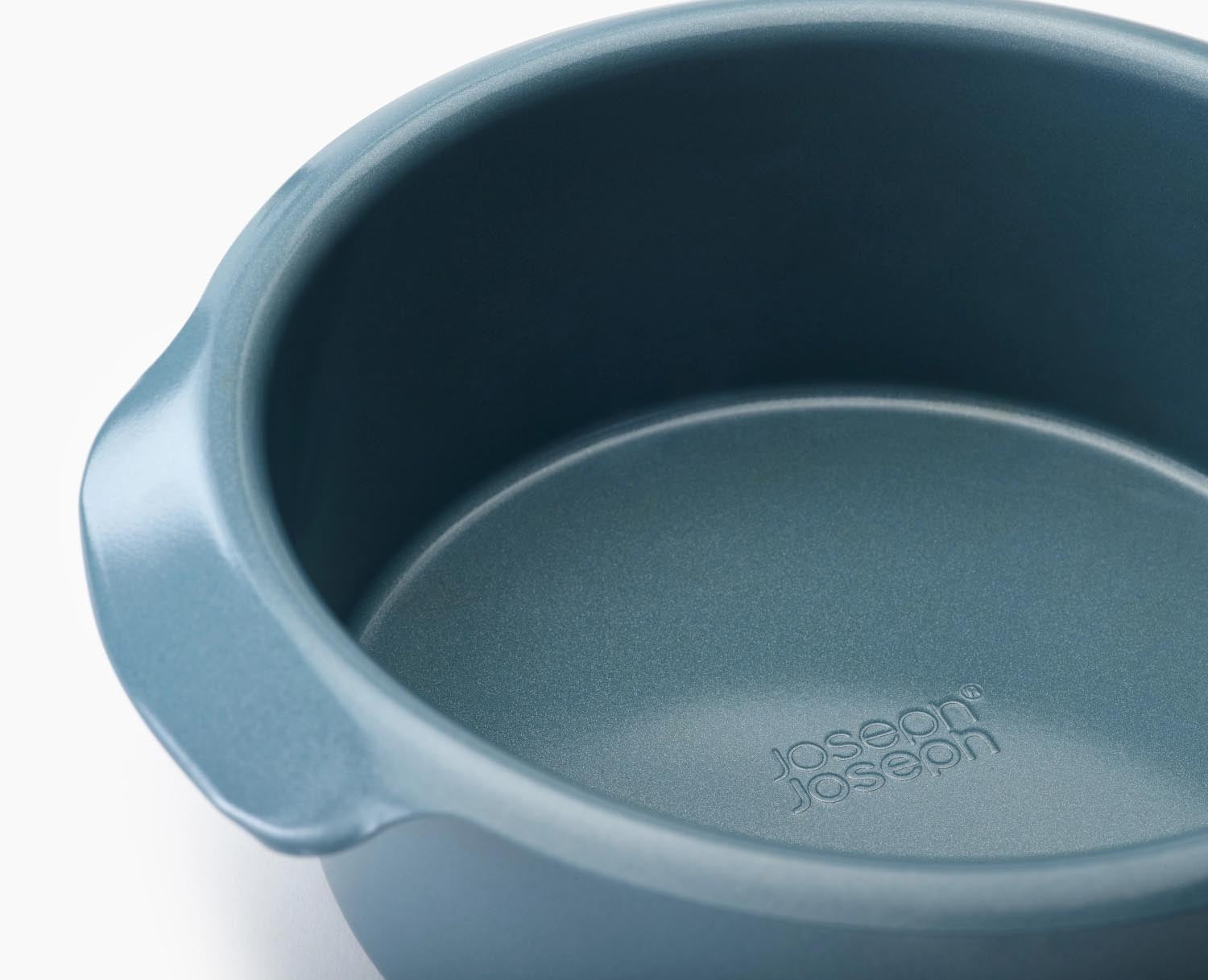 Entdecken Sie das 2er Set Nest Bake Backformen von Joseph Joseph – perfekte, stapelbare Formen (20 & 23 cm) für müheloses Backen und einfache Aufbewahrung.