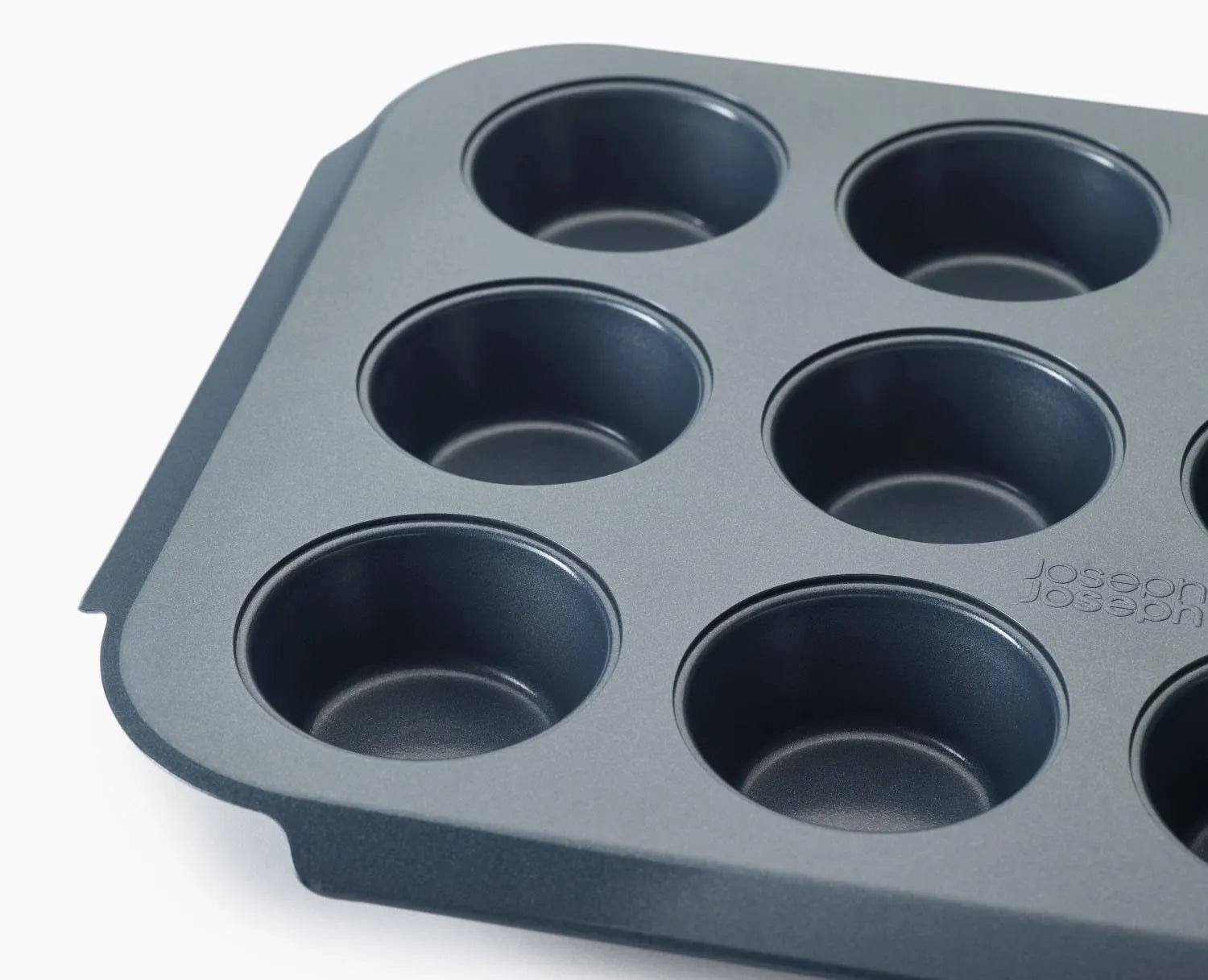 Antihaftbeschichtete Muffin-Backform von Joseph Joseph, 12 Mulden, 30x41x3cm, ideal für gleichmäßiges Backen und leichte Reinigung.