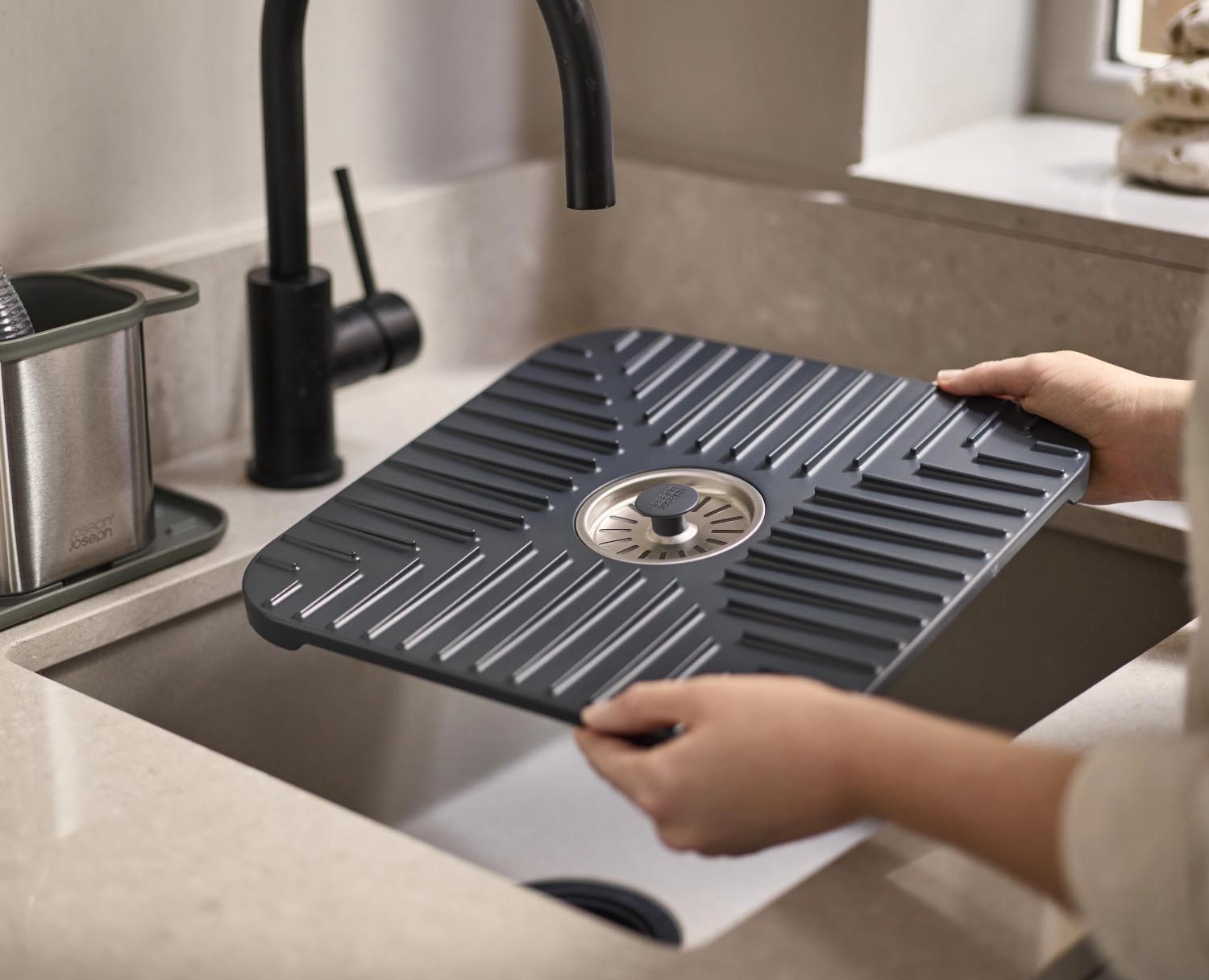 Die Joseph Joseph SinkShield Abtropfmatte 30x30cm schützt Ihr Spülbecken und Geschirr, sorgt für Hygiene und ist leicht zu reinigen.