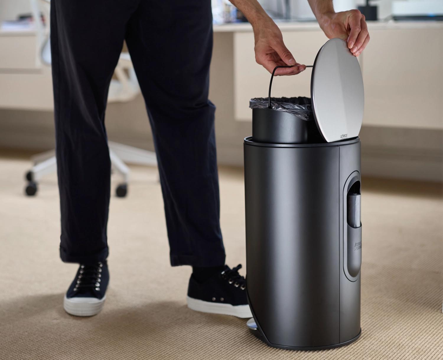 Stilvoller 10L Pedaleimer von Joseph Joseph in Carbon-Schwarz, H45cm D26cm, mit praktischer Innentasche. Perfekt für modernes Abfallmanagement.