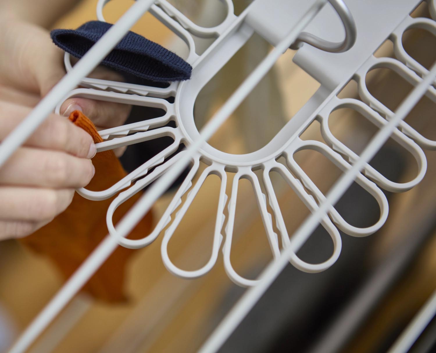 Petal Kleiderbügel von Joseph Joseph: Blütenform, Platz für 22 Kleinteile, perfekt für ordentliche und elegante Wäscheaufbewahrung.