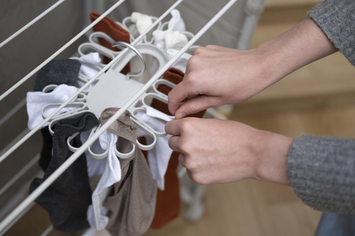 Petal Kleiderbügel von Joseph Joseph: Blütenform, Platz für 22 Kleinteile, perfekt für ordentliche und elegante Wäscheaufbewahrung.
