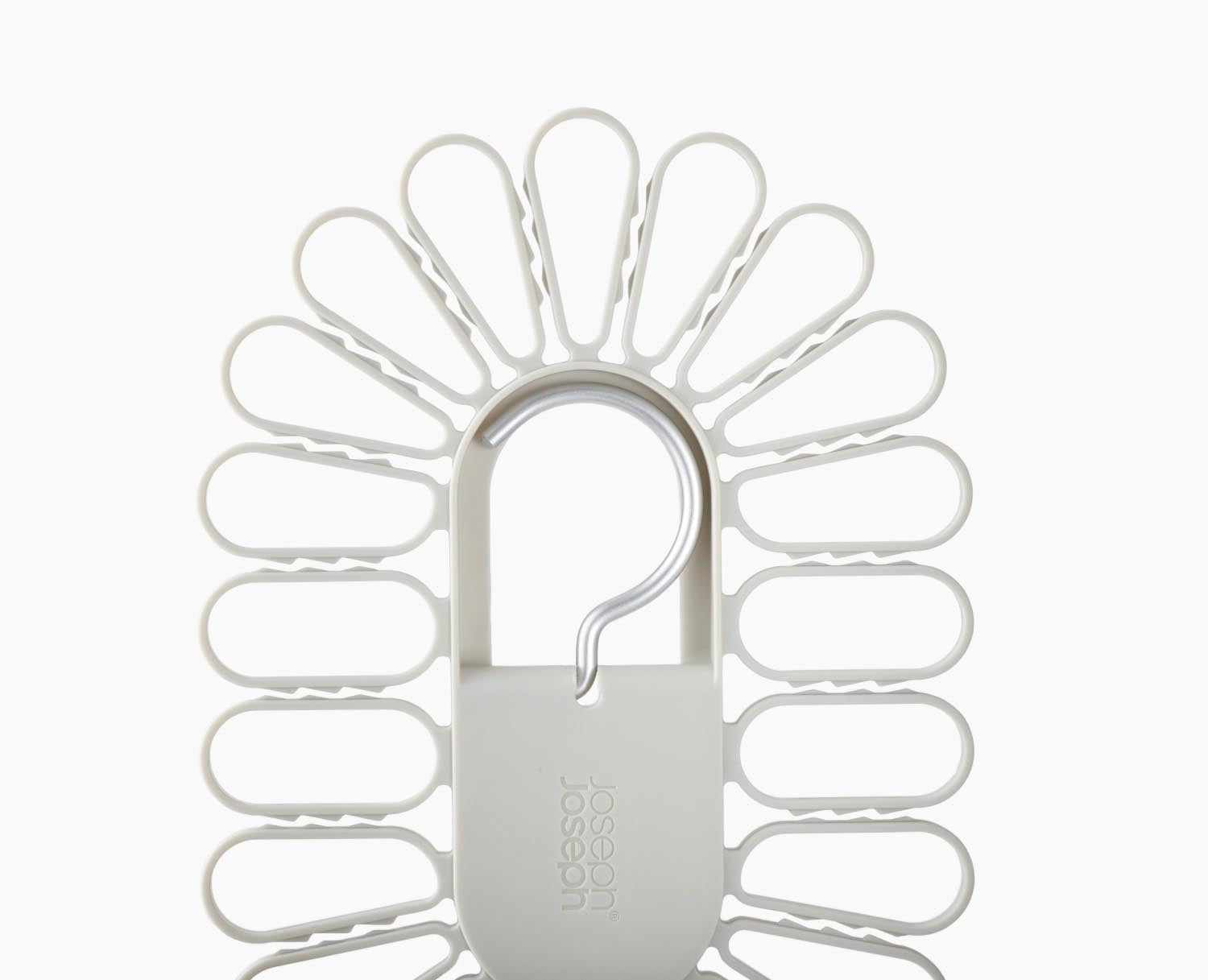 Petal Kleiderbügel von Joseph Joseph: Blütenförmig, für 22 Kleinteile, ideal für platzsparende und stilvolle Wäscheaufbewahrung.