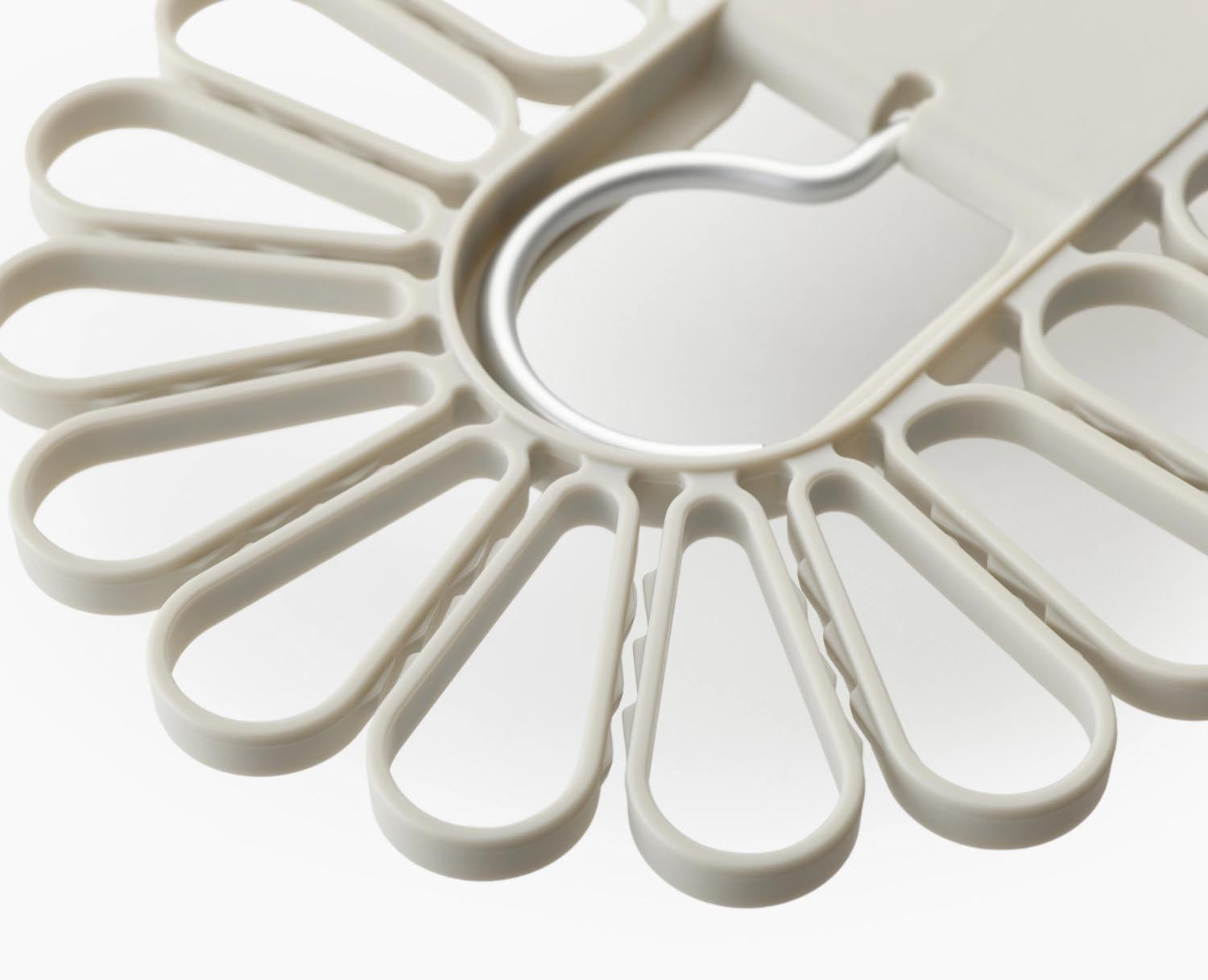 Petal Kleiderbügel von Joseph Joseph: Blütenform, Platz für 22 Kleinteile, praktisch und elegant für Wäscheorganisation.