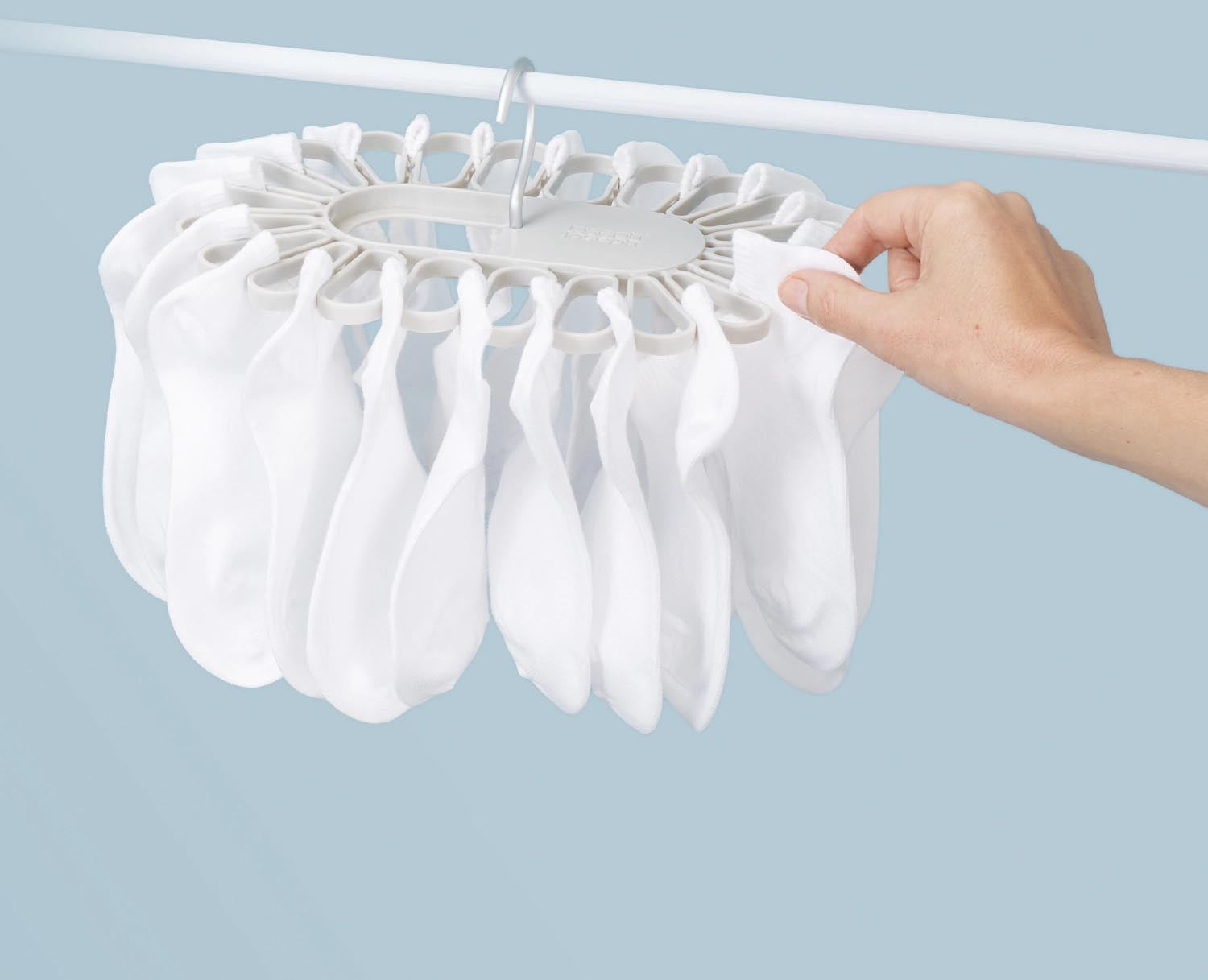 Petal Kleiderbügel von Joseph Joseph: Blütenform, Platz für 22 Kleinteile, perfekt für organisierte und elegante Wäscheaufbewahrung.