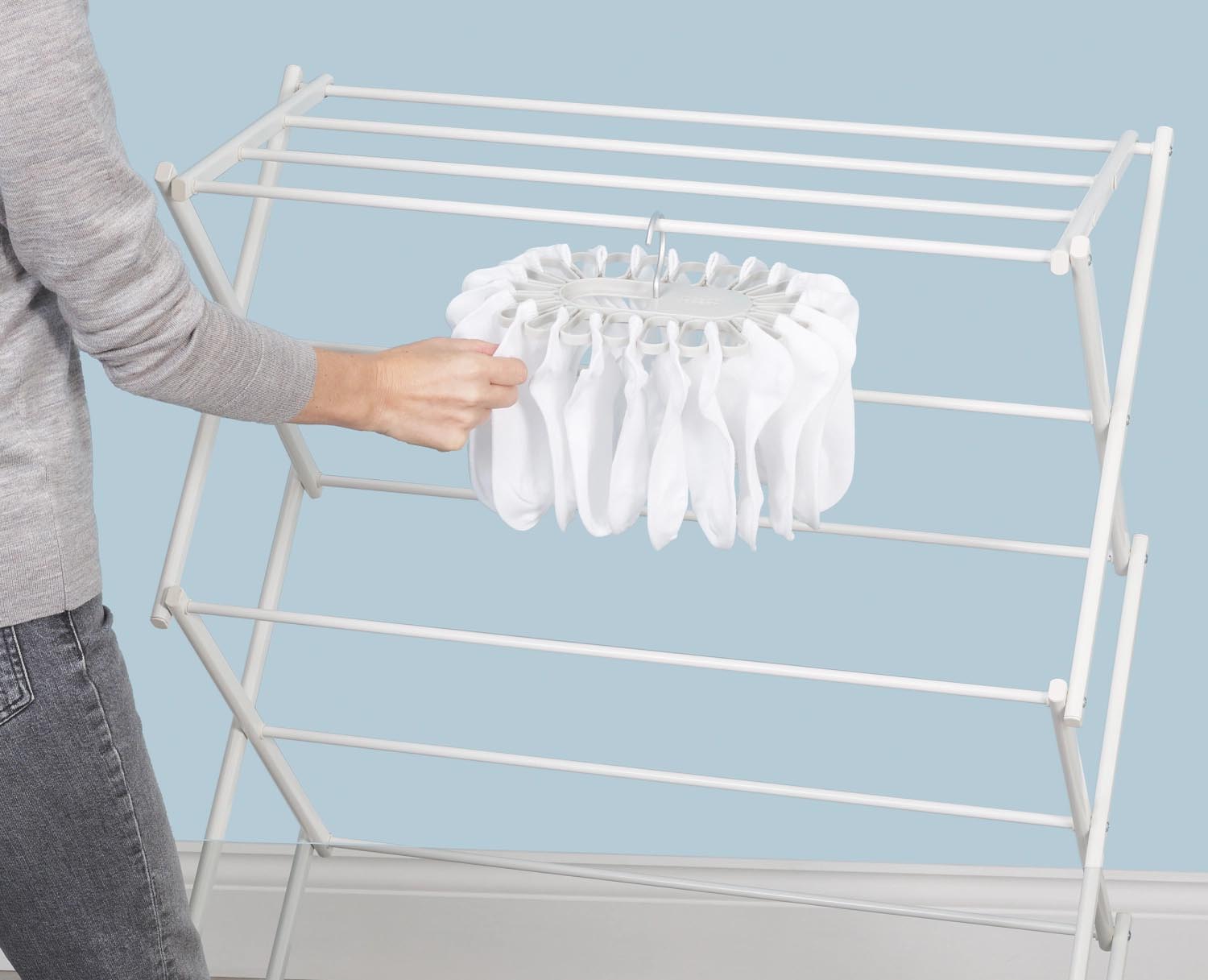 Petal Kleiderbügel von Joseph Joseph: Blütenförmig, bietet Platz für 22 Kleinteile, ideal für stilvolle und praktische Wäscheorganisation.