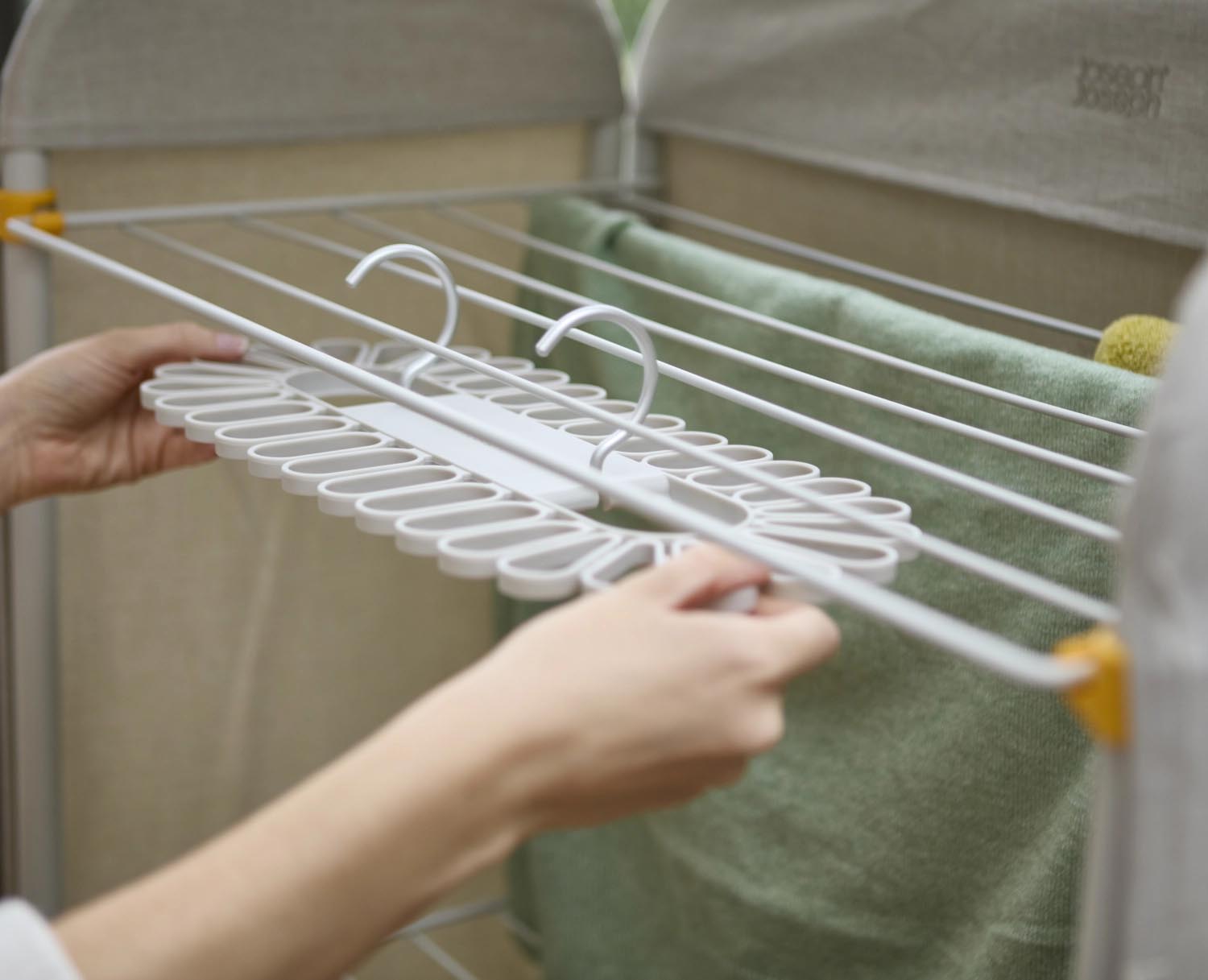 Entdecken Sie den Petal Kleiderbügel von Joseph Joseph: Platz für 32 kleine Wäschestücke in stilvollem Blüten-Design, perfekt für effizientes Trocknen.