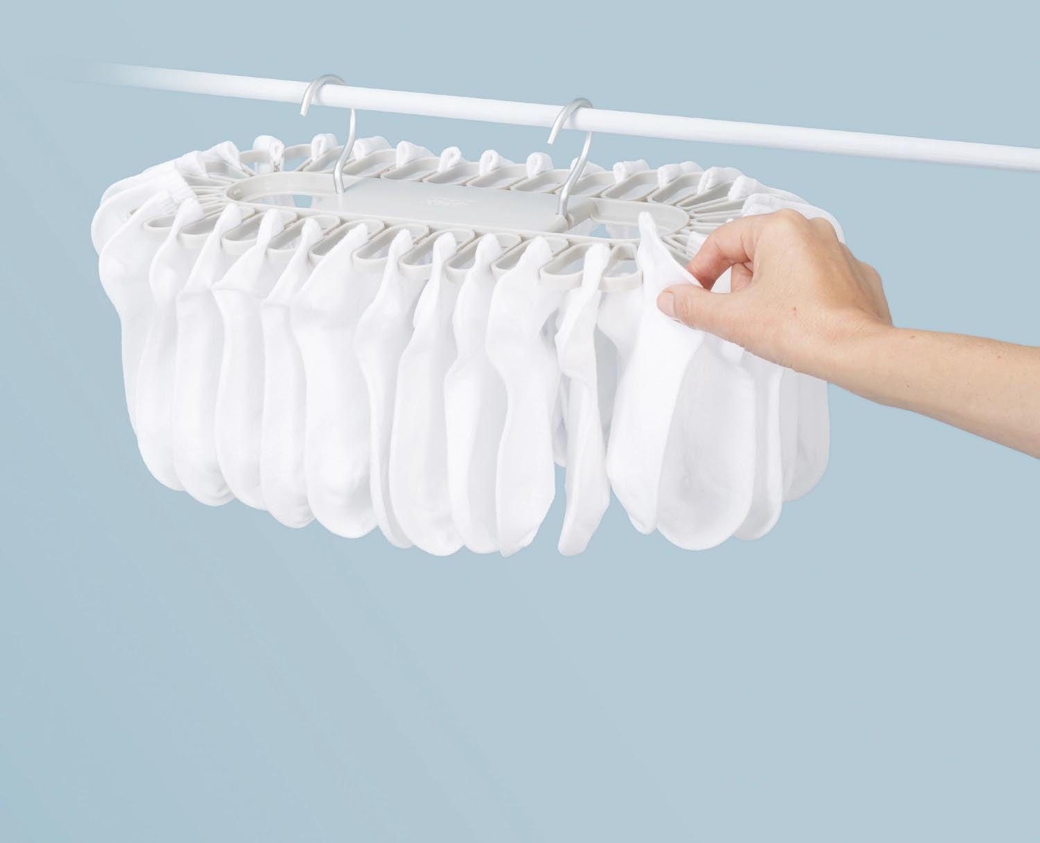 Petal Kleiderbügel von Joseph Joseph: Blütenförmig, organisiert 32 Kleinteile, ideal für platzsparende und stilvolle Wäscheaufbewahrung.