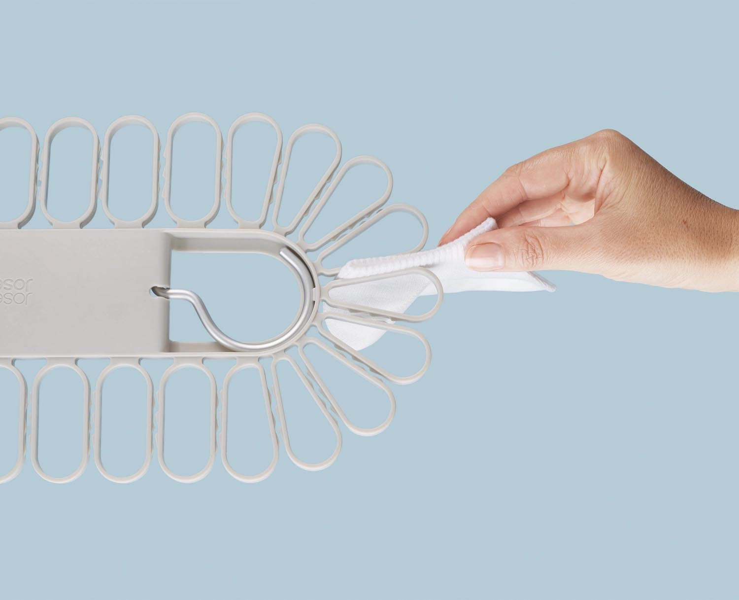 Petal Kleiderbügel von Joseph Joseph: Blütenförmig, für 32 Kleinteile, ideal für stilvolle und kompakte Wäscheaufbewahrung.