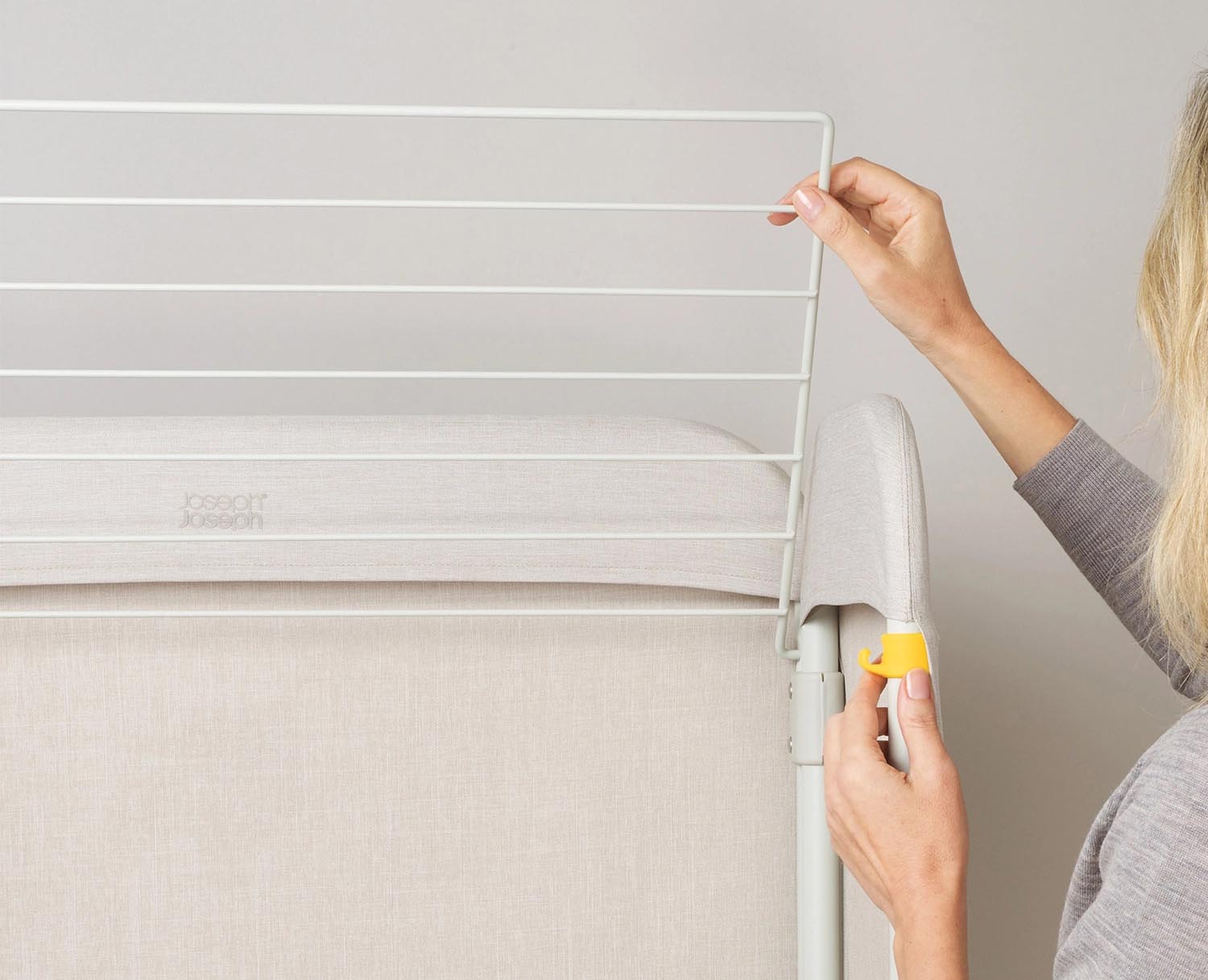 Eclipse Wäscheständer von Joseph Joseph: Faltbarer Wäscheständer in Ecru, 150 cm hoch, 29 cm breit. Stilvoll, funktional und ideal für kleine Räume.