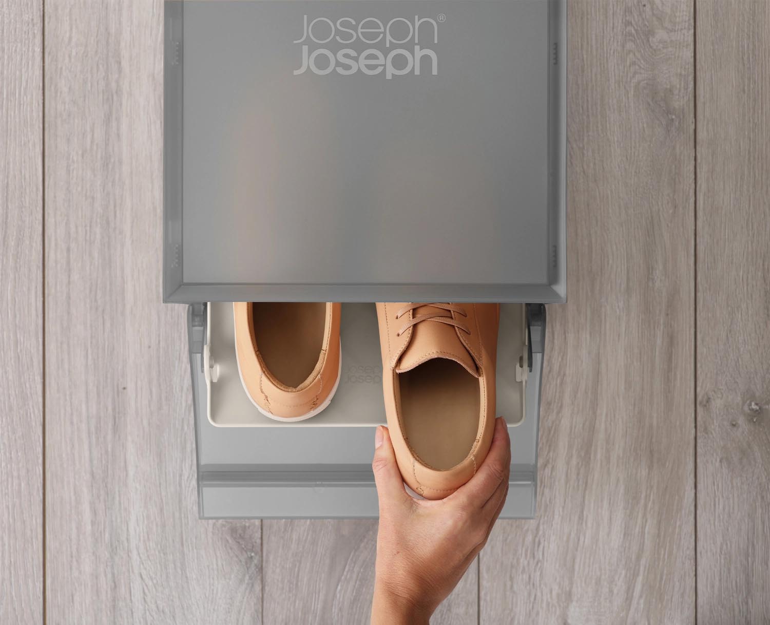 2er Set graue Schuhboxen von Joseph Joseph, stapelbar und kompakt, Maße 22x28x36cm, ideal für ordentliche Schuhaufbewahrung.