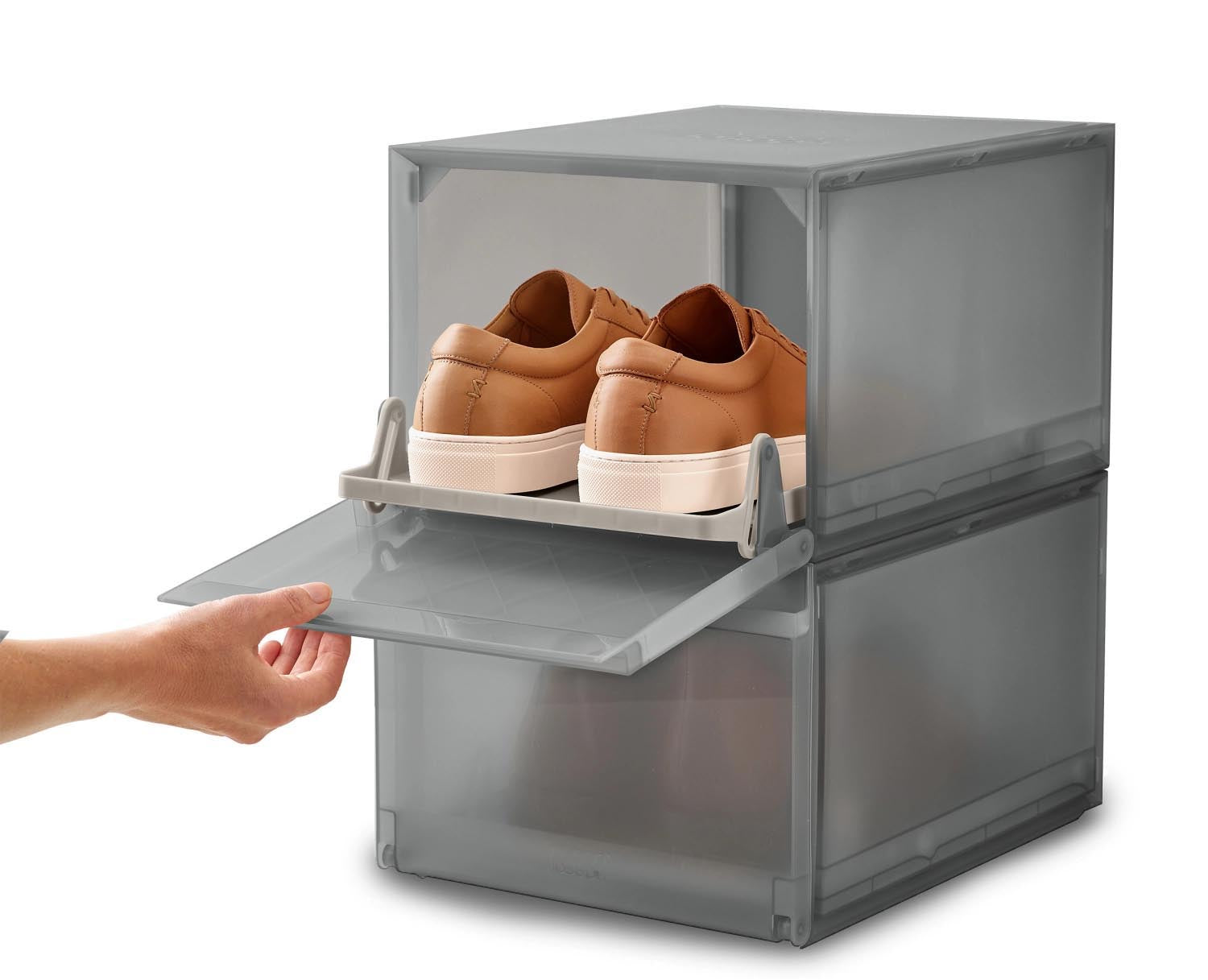 Praktisches 2er Set Schuhboxen von Joseph Joseph in Grau, stapelbar, Maße 22x28x36cm, perfekt für Schuhaufbewahrung und Organisation.