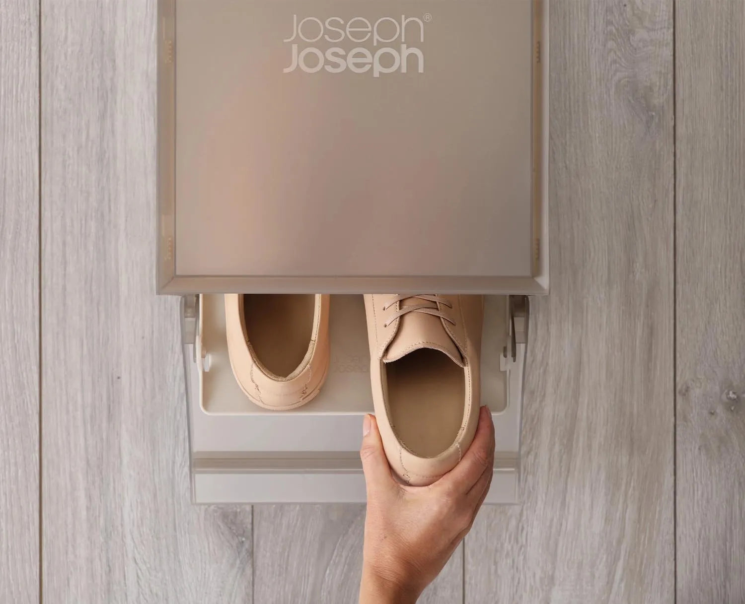 6er Set Schuhboxen von Joseph Joseph in Grau, stapelbar und langlebig, Maße 22x28x36cm, ideal für platzsparende Schuhorganisation.