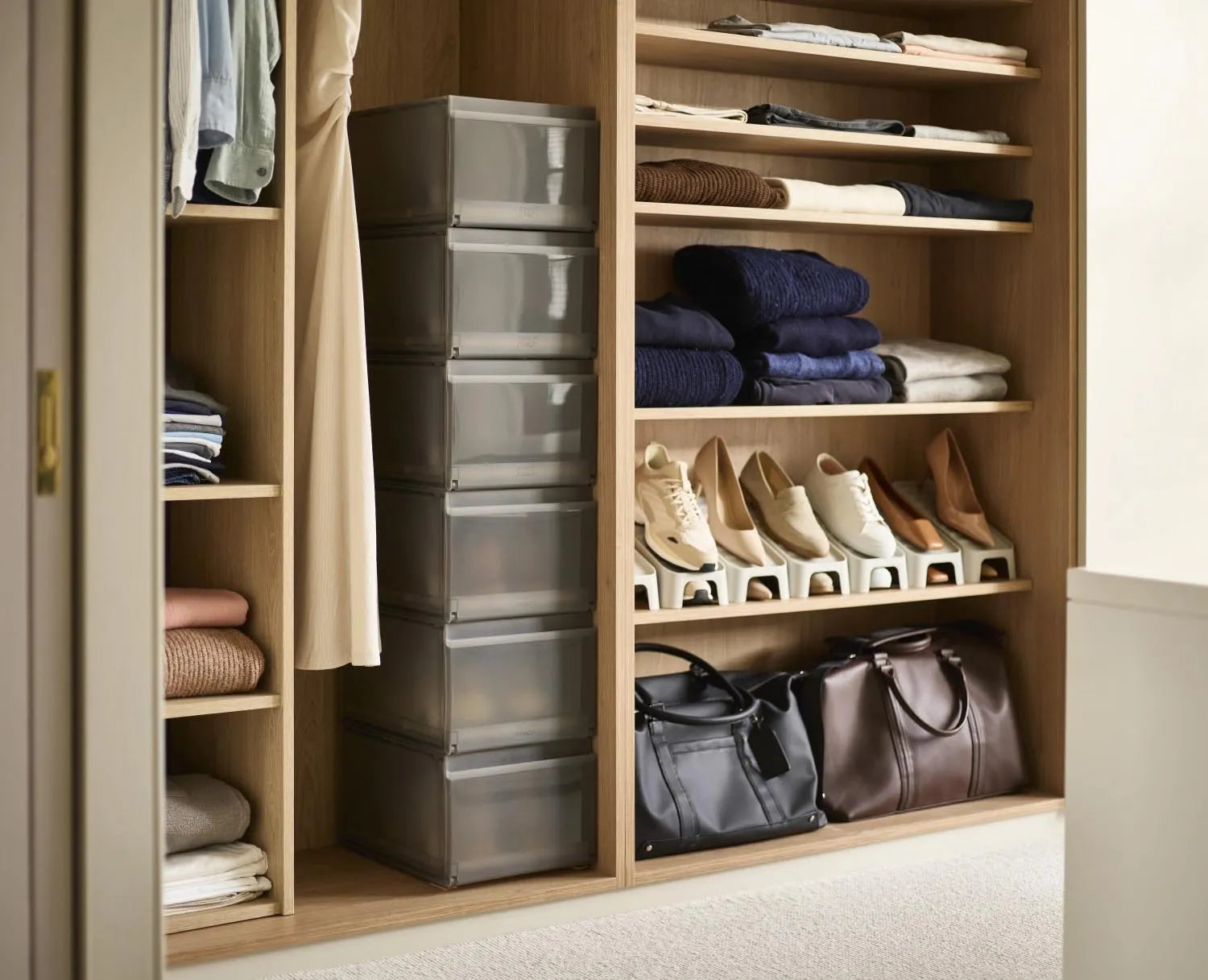 6er Set graue Schuhboxen von Joseph Joseph, stapelbar und robust, Maße 22x28x36cm, perfekt für ordentliche Schuhaufbewahrung.