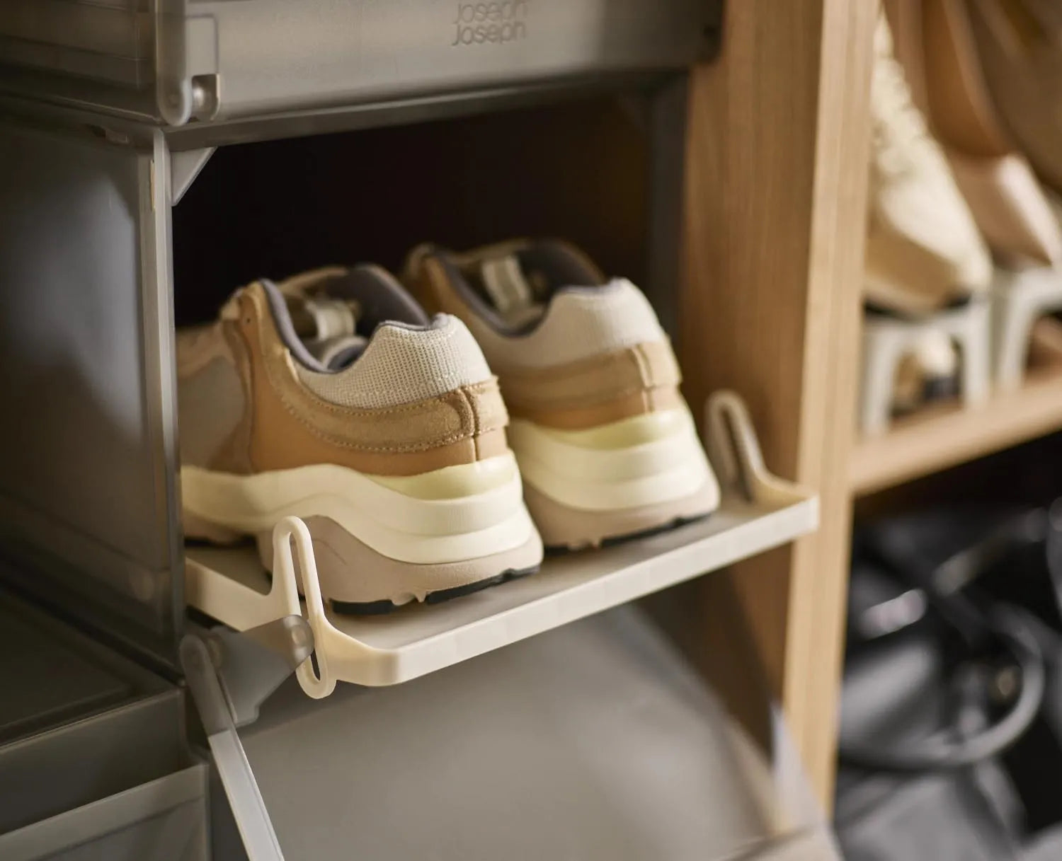 6er Set Schuhboxen von Joseph Joseph in Grau, stapelbar und langlebig, Maße 22x28x36cm, ideal für platzsparende Schuhorganisation.