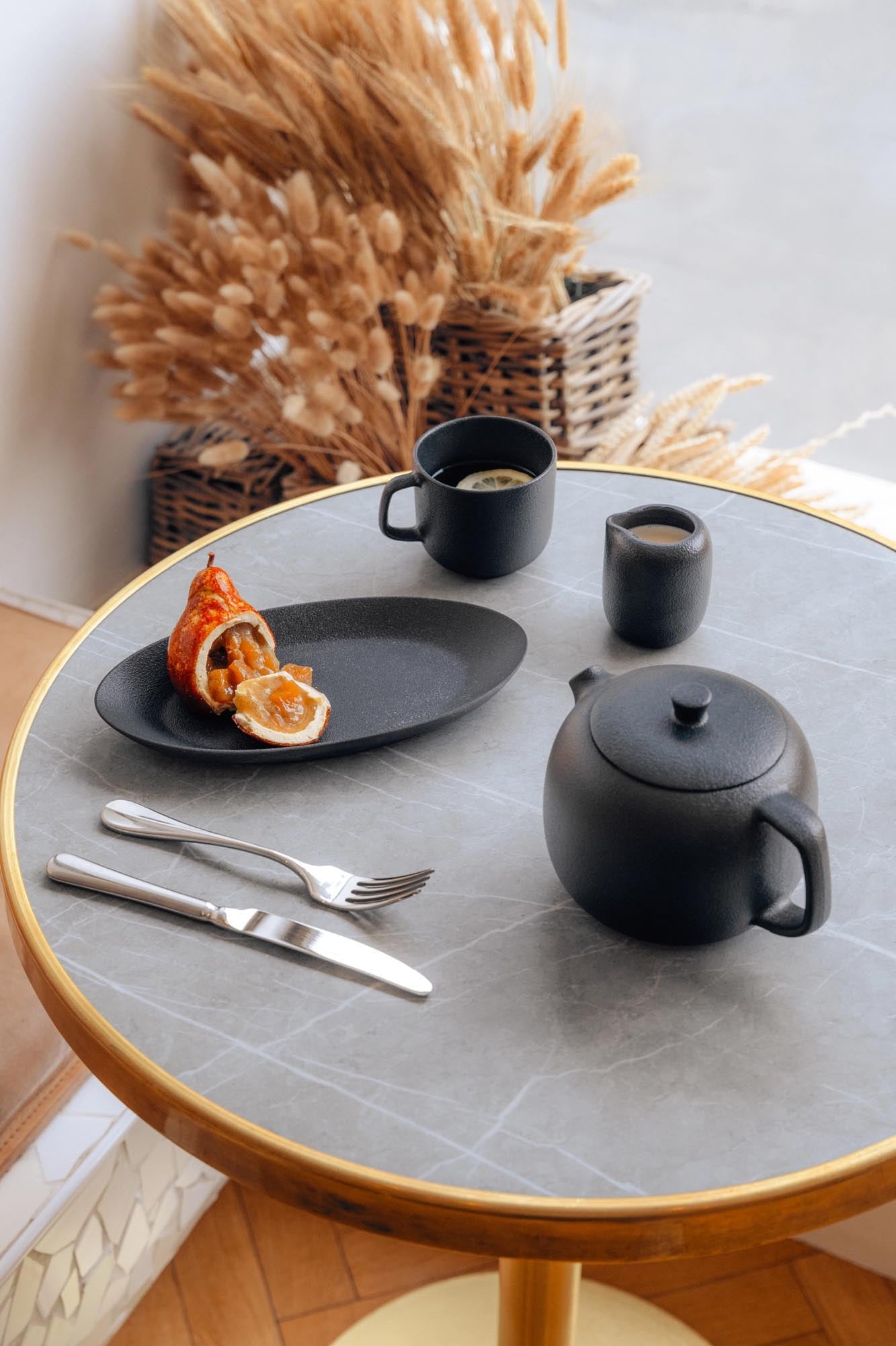 Elegante Equinoxe Teetasse mit Untertasse, 20cl, in Gusseisen-Optik von Revol, ideal für stilvollen Teegenuss.