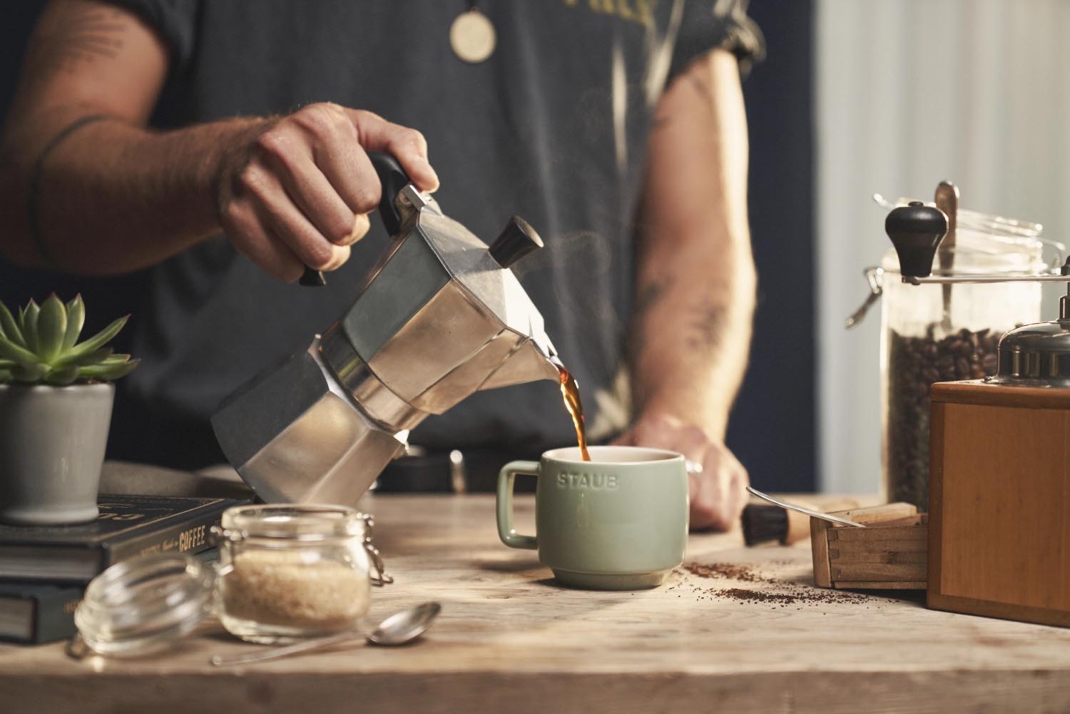 Hochwertige 250ml Keramiktasse von Staub in Eucalyptus-Grün, perfekt für Kaffee oder Tee, stilvoll und langlebig.