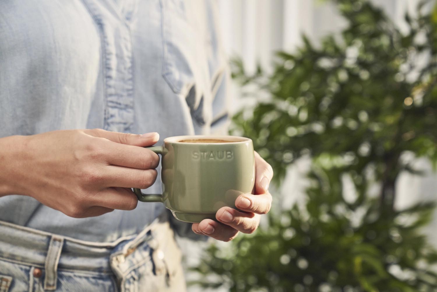 Elegante 250ml Keramiktasse von Staub in Eucalyptus-Grün, ideal für Heissgetränke, robust und stilvoll für den täglichen Gebrauch.