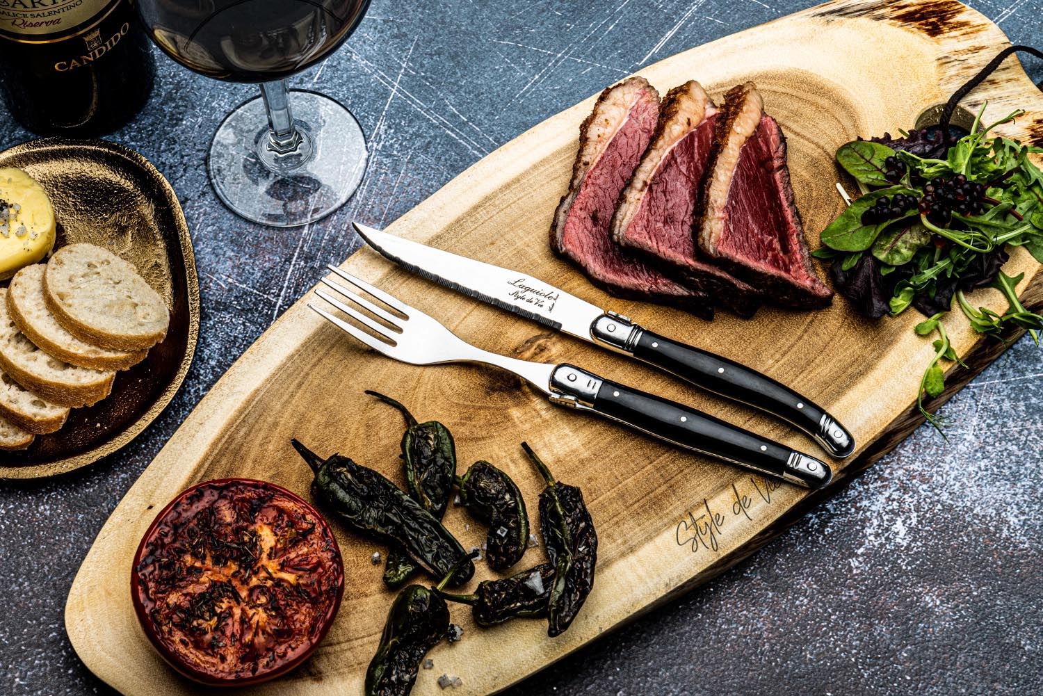 Hochwertiges Laguiole Steakmesser in Schwarz mit 1,8 mm Klinge. Perfekt für müheloses Schneiden und stilvolles Servieren von Fleisch.