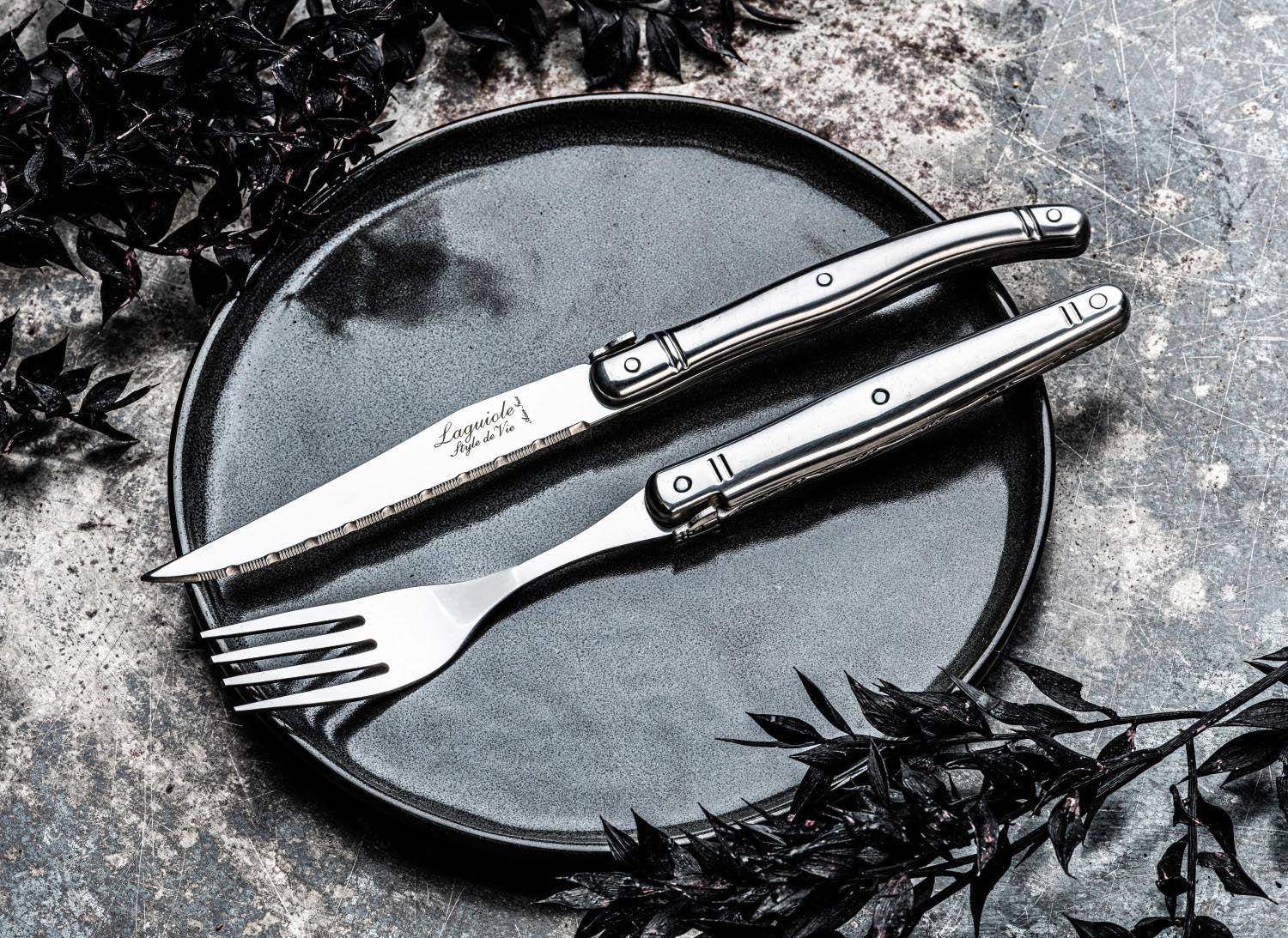 Hochwertige Laguiole Steakmesser, rostfreier Stahl, 1.8mm Klinge, perfekt für elegantes Speisen und anspruchsvolle Tischkultur.