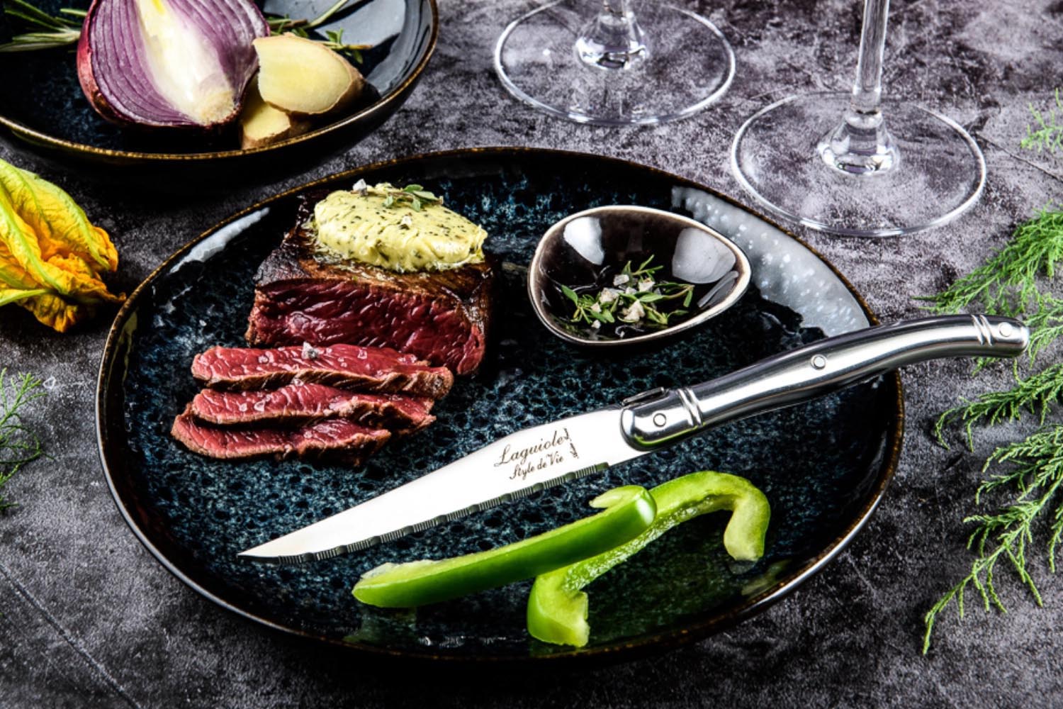 Elegante Laguiole Steakmesser aus rostfreiem Stahl, 1.8mm Klinge, ideal für stilvolles Speisen und gehobene Tischkultur.
