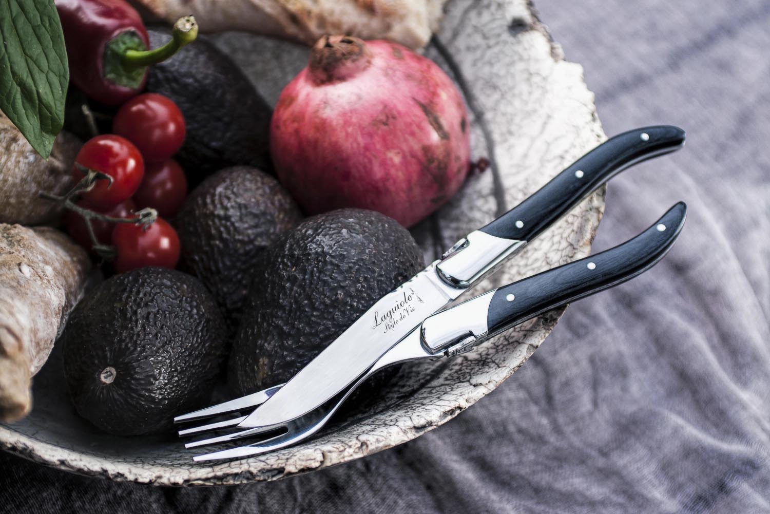 Luxuriöses Laguiole Steakmesser mit edlem Griff aus schwarzem Ebenholz, perfekt für anspruchsvolle Geniesser.