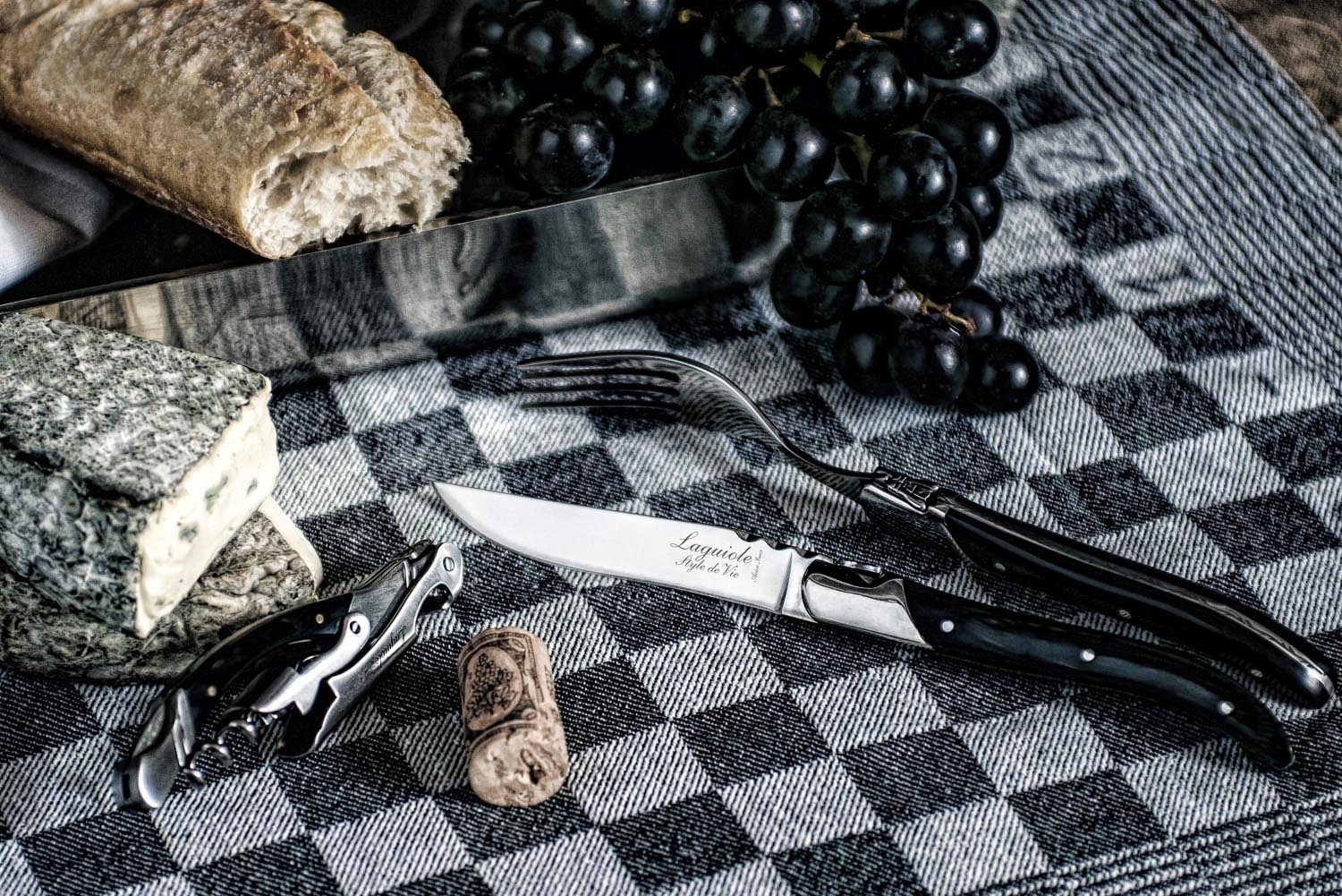 Luxuriöse Laguiole Steakmesser aus schwarzem Ebenholz, perfekt für feine Anlässe und anspruchsvolles Dining. Hochwertige Verarbeitung garantiert Schärfe.