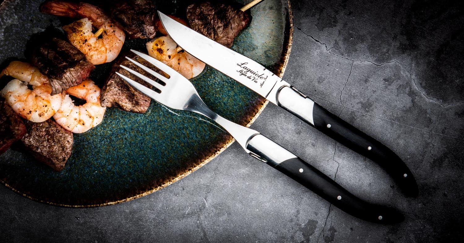 Luxuriöse Laguiole Steakmesser aus schwarzem Ebenholz, perfekt für feine Anlässe und anspruchsvolles Dining. Hochwertige Verarbeitung garantiert Schärfe.