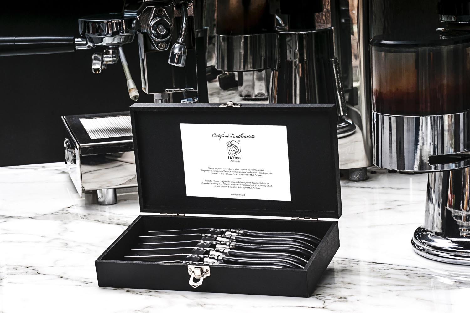 Luxuriöses Laguiole Steakmesser mit edlem Griff aus schwarzem Ebenholz, perfekt für anspruchsvolle Geniesser.