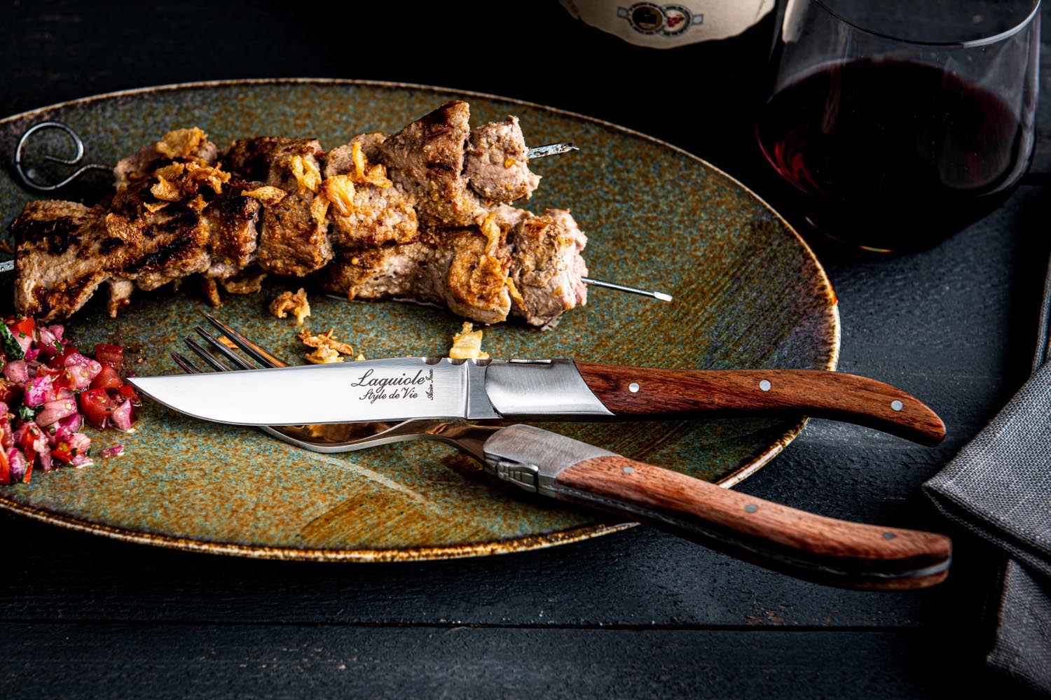 Elegantes Laguiole Steakmesser mit Rosé-Pakka-Holzgriff, ideal für stilvolles Schneiden und genussvolle Mahlzeiten.