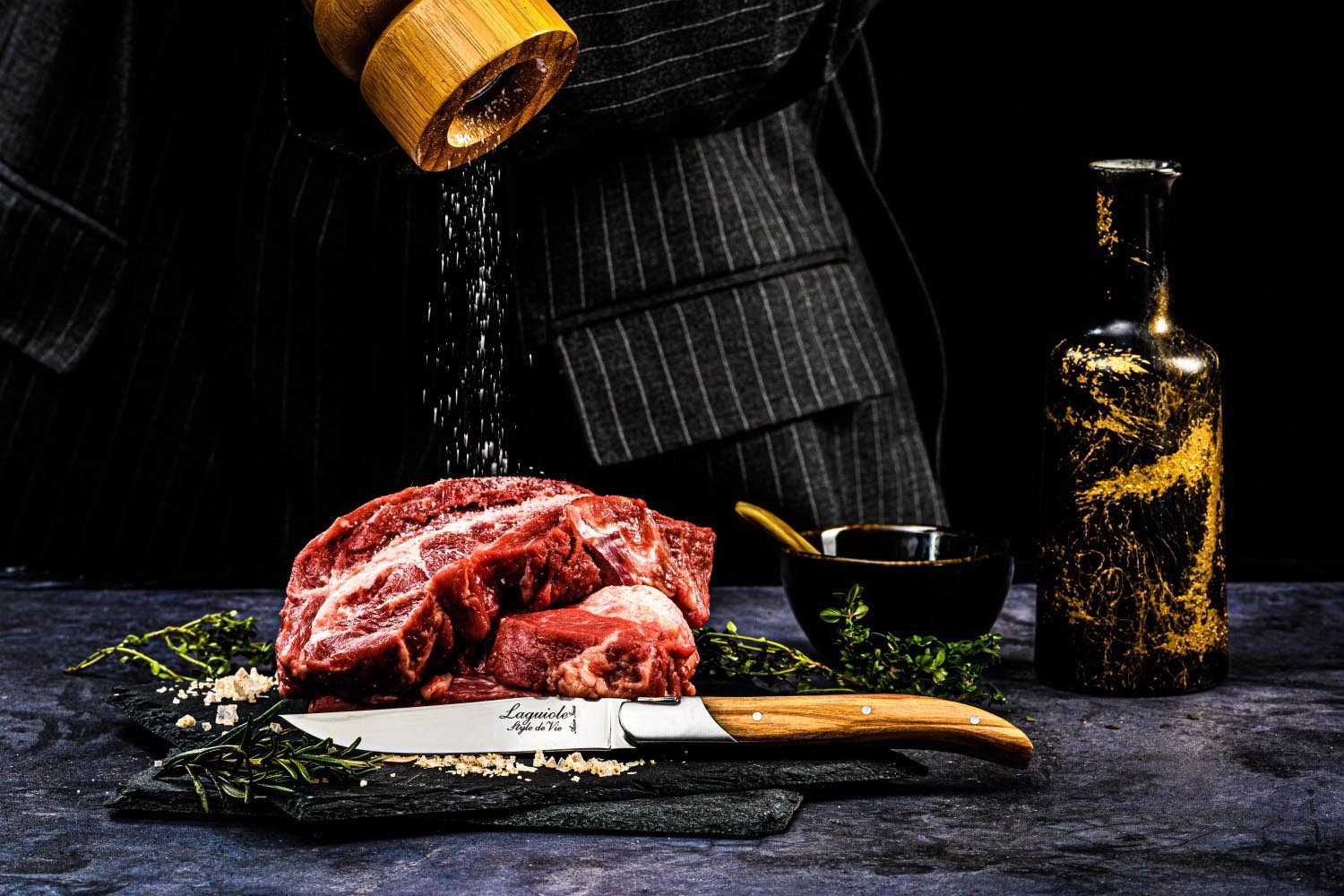 Elegantes Laguiole Steakmesser mit Griff aus Olivenholz, ideal für präzises Schneiden und stilvolles Servieren von Fleischgerichten.